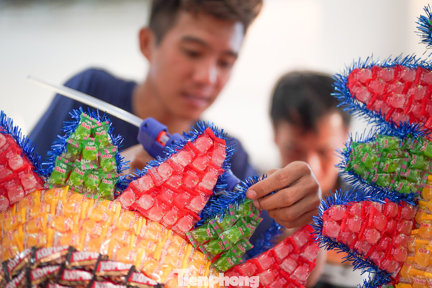 Anh Hợi, một người tham gia làm linh vật cho biết: &quot;Mỗi năm chỉ có một ngày nên anh em gác lại công việc đồng áng, góp tay gia công linh vật. Chúng tôi cố gắng tỉ mỉ từng chi tiết bằng keo non, chỉ mong sao khi mang ra trưng bày ở sân đình được lộng lẫy nhất, bắt mắt nhất. Do gắn bằng keo non, nhiều khi keo chưa khô, còn nóng, đụng vô là muốn bỏng tay. Phần bánh và kẹo này sẽ là lộc cho bà con tranh nhau lấy sau khi hoàn thành nghi thức cúng và đốt Tiêu diện đại sĩ&quot;.