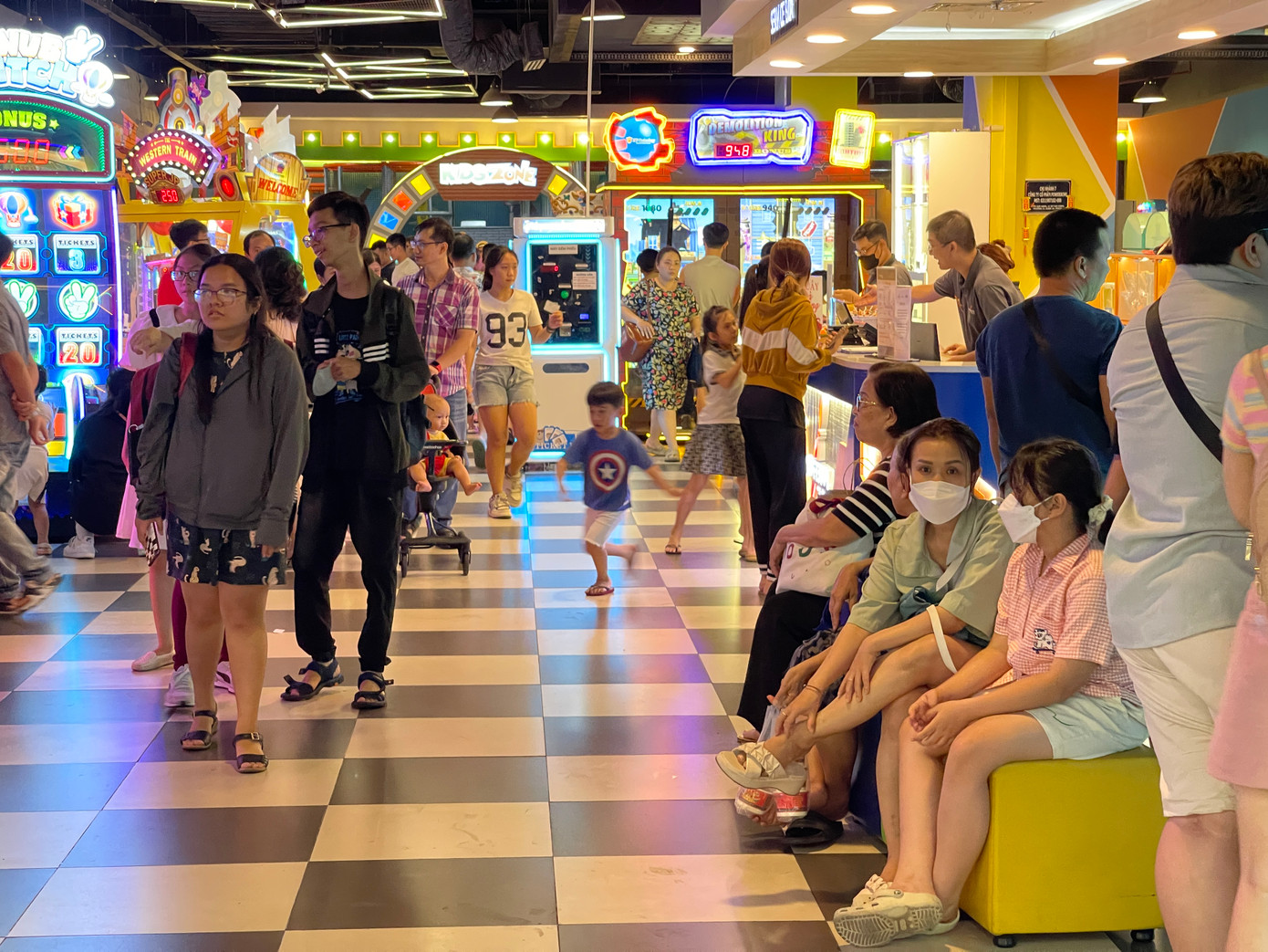 Bên trong một khu trò chơi điện tử cũng không còn chỗ trống