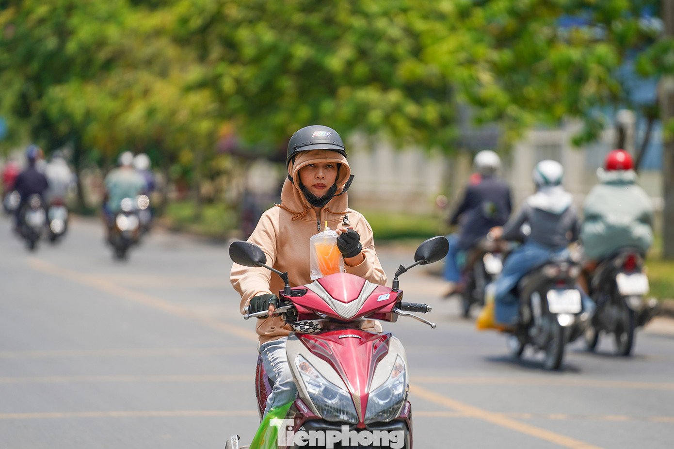 Những ngày thời tiết nắng nóng, cơ thể thường đổ nhiều mồ hôi, gây mất nước, làm giảm chất điện giải nên người lớn tuổi dễ bị tai biến mạch máu não, đột quỵ, trẻ nhỏ dễ mắc rối loạn chuyển hóa... Người dân cần bổ sung đủ nước cho mình vào những ngày này.