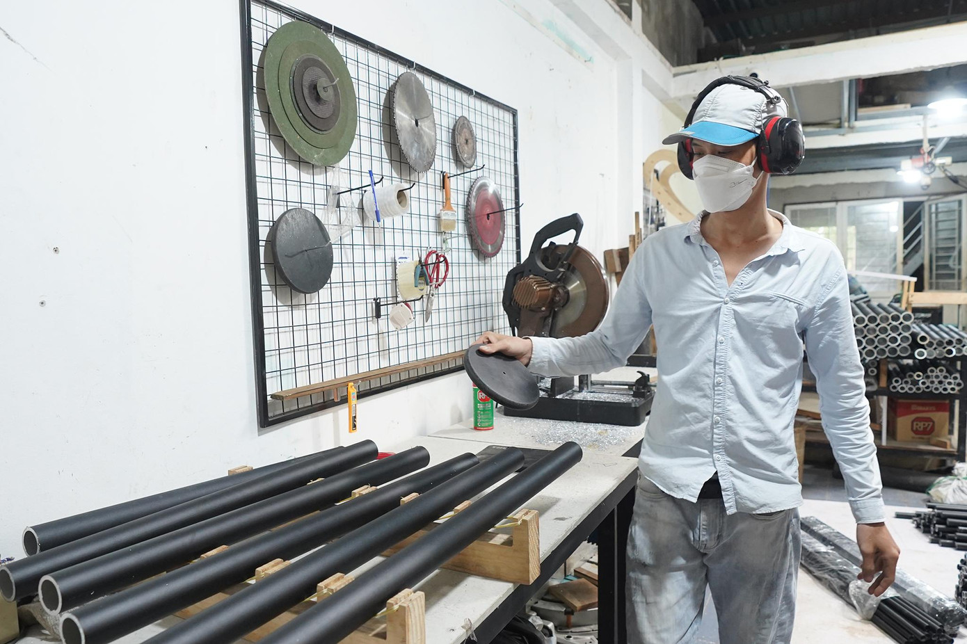 &quot;Sau khi thiết kế một bộ chuông đúng hết tần số và thỏa mãn yêu cầu về sức khỏe, lúc đó mới sản xuất hàng loạt, từ nguyên liệu thô đến cắt chuông, cân đo chỉnh tần số, vệ sinh trong lòng ống, mài dũa mép trong và mép ngoài để tạo sự an toàn cho chuông, sau đó mang đi xỏ dây”, người thợ này chia sẻ.