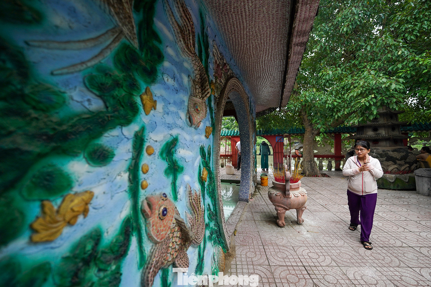 Một số hạng mục kết hợp hợp hài hoà giữa đắp nổi kết hợp trang trí bằng sành sứ.