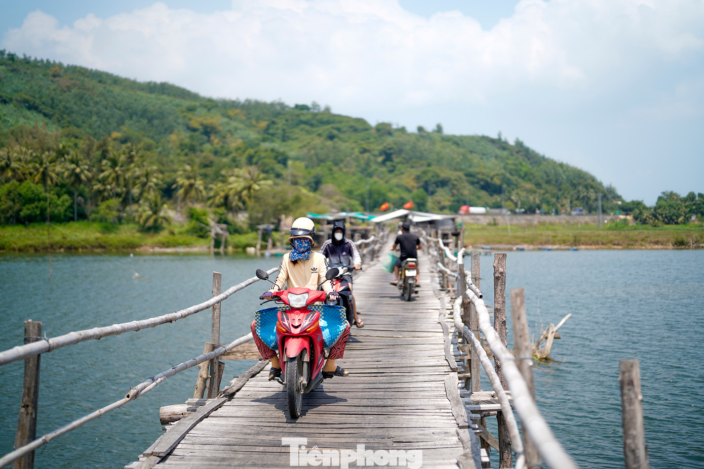 Cầu bắt đầu được xây dựng từ năm 1998 với tổng chi phí hơn một tỷ đồng, do ông Nguyễn Phước Thọ (TP. Nha Trang, Khánh Hòa) tự bỏ tiền đầu tư. Sau này có nhiều người cùng góp vốn và quản lý.