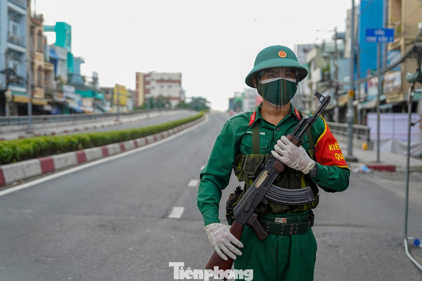Lực lượng quân đội bổ sung tại các chốt gác phòng chống dịch COVID-19. Hình ảnh ghi nhận tại chốt dưới chân cầu Chợ Cầu, quận Gò Vấp.
