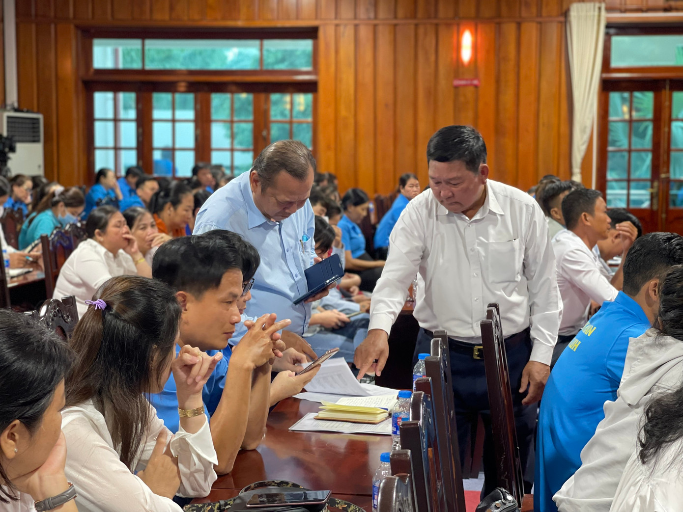 Ông Liếp xuống trao đổi trực tiếp với bà Trang ngay tại hội nghị để làm rõ thêm các thắc mắc. Ông Liếp xuống trao đổi trực tiếp với bà Trang ngay tại hội nghị để làm rõ thêm các thắc mắc.