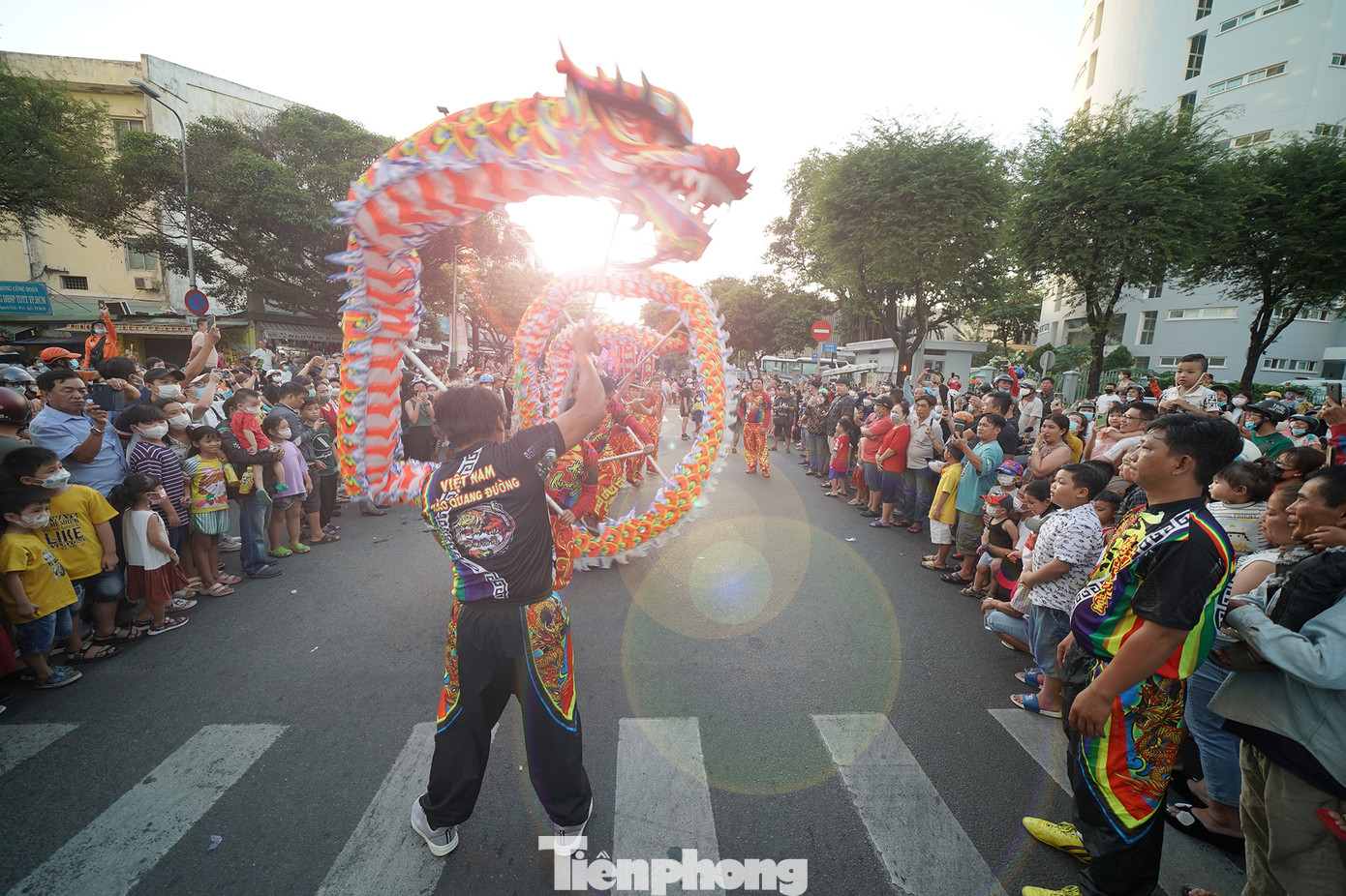 Vào dịp Tết Nguyên tiêu, các đường phố khu vực Chợ Lớn ở quận 5 đông nghẹt người, nhất là các hội quán như Tuệ Thành, Nghĩa An, Quỳnh Phủ… Tiếng chiêng trống, kèn, nhạc náo nức, say mê thúc giục mọi người vui chơi hết mình. Những màu sắc nổi bật của trang trí, cờ phướn, áo quần làm rực rỡ cả khu phố. Trong những ngày này, không khí lễ hội, Tết luôn tràn ngập các khu phố. Dọc theo các tuyến đường Nguyễn Trãi, Lương Nhữ Học, Triệu Quang Phục, Hải Thượng Lãn Ông (quận 5, TPHCM)… nhà nhà treo đèn đỏ trước cửa để chào mừng.