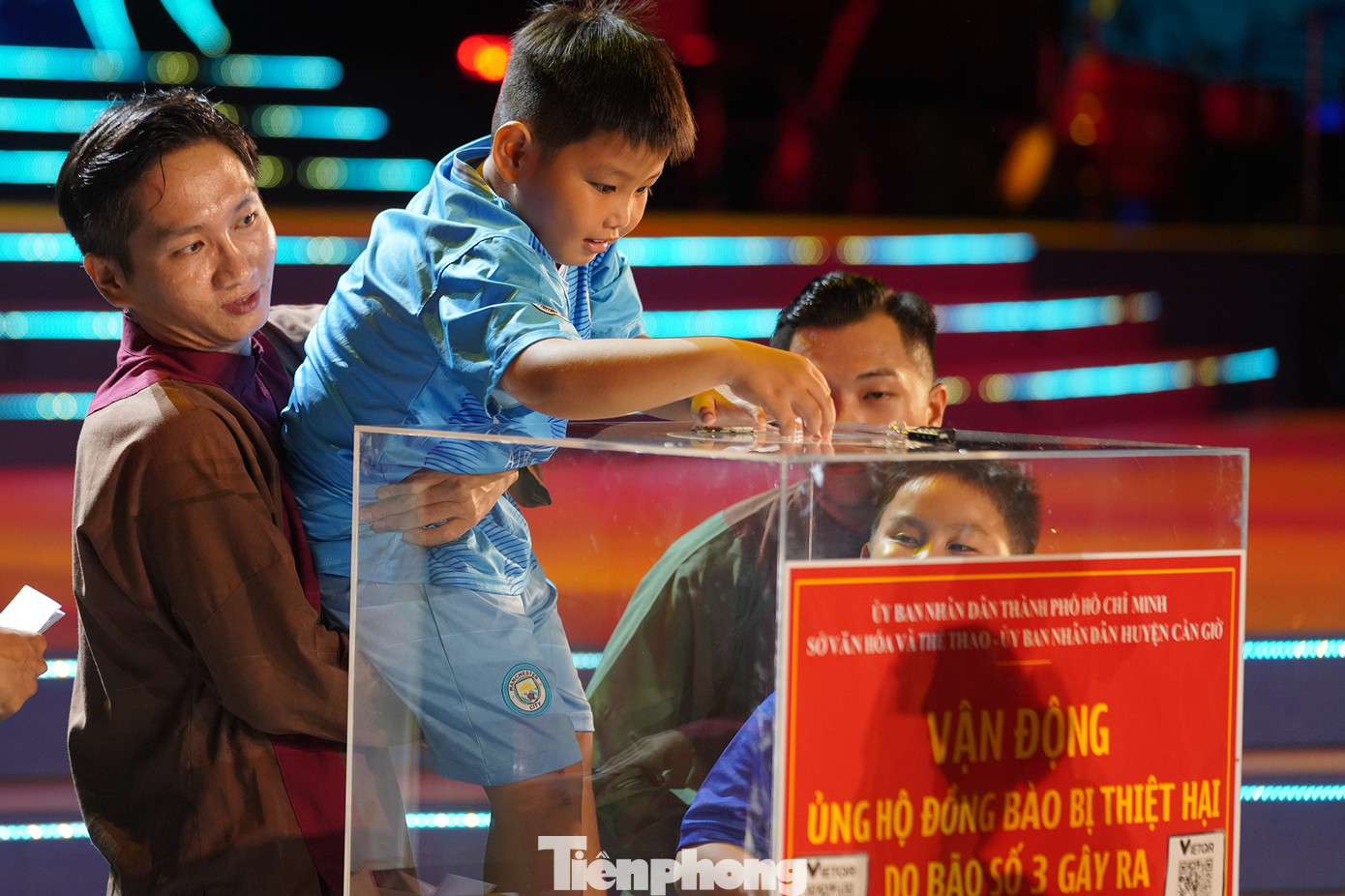 Đến phần kêu gọi quyên góp, BTC bất ngờ với tình huống nhiều em nhỏ Cần Giờ do không đợi được đã chen vào hàng dài diễn viên và khán giả để được bỏ bao thư vào thùng.