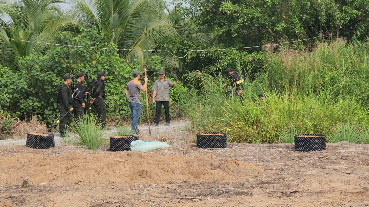 Người dân tham gia cung cấp thông cho các lực lượng tìm kiếm nghi phạm giết người.