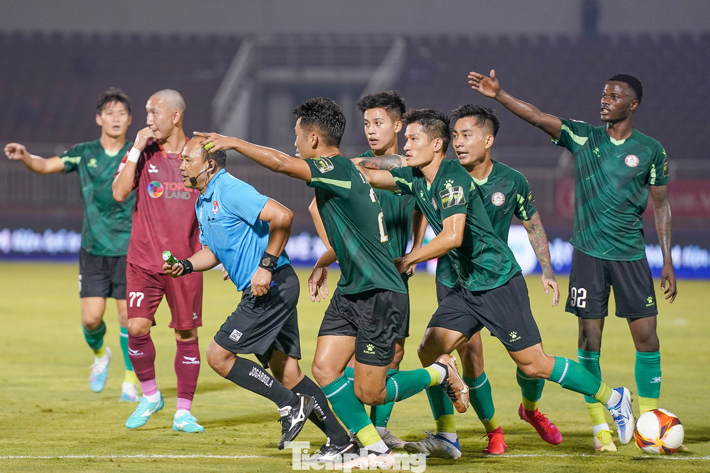 Sau khi đưa ra quyết định, phía trọng tài biên Nguyễn Thành Trung đã phát tín hiệu cho trọng tài chính về vị trí phạm lỗi. Sau khi đưa ra quyết định, phía trọng tài biên Nguyễn Thành Trung đã phát tín hiệu cho trọng tài chính về vị trí phạm lỗi.