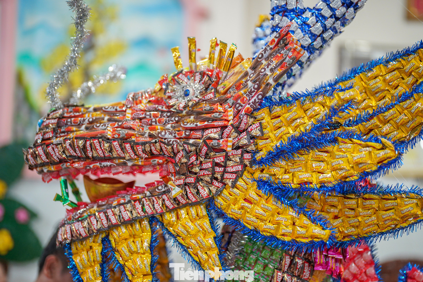 Theo anh Hoài Trung, riêng chi phí cho phần bánh và kẹo đã hơn 5 triệu đồng. &quot;Năm nay, thị trấn Tầm Vu cũng có nhiều nhà tham gia làm linh vật rồng nên việc tìm mua bánh kẹo khá là khó. Hôm nay tôi phải lên tận TP Tân An cách đây hơn chục cây số để tìm mua bánh kẹo. Cái khó chính là phải tìm được loại bánh, kẹo có vỏ giống với loại mình đang gia công. Tôi cũng cân nhắc lắm trong việc chọn tông màu cho các bộ phận&quot;.