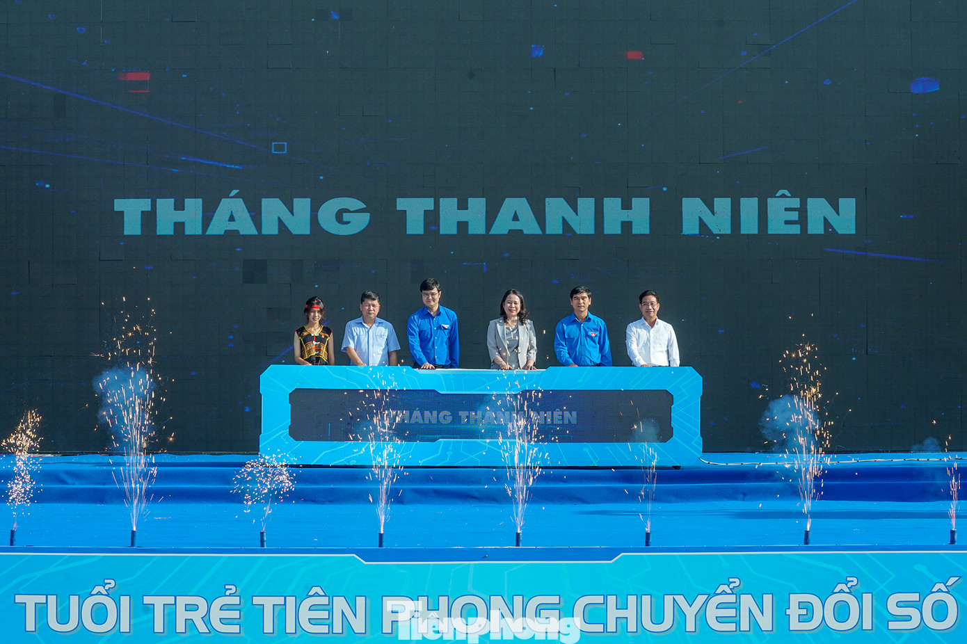 Cán bộ đoàn từ trung ương tới cơ sở, từ chuyên trách tới không chuyên trách, phải là những người đầu tiên thay đổi tư duy, nhận thức về chuyển đổi số, từ đó thay đổi thói quen, chủ động ứng dụng công nghệ số trong từng công việc cụ thể.