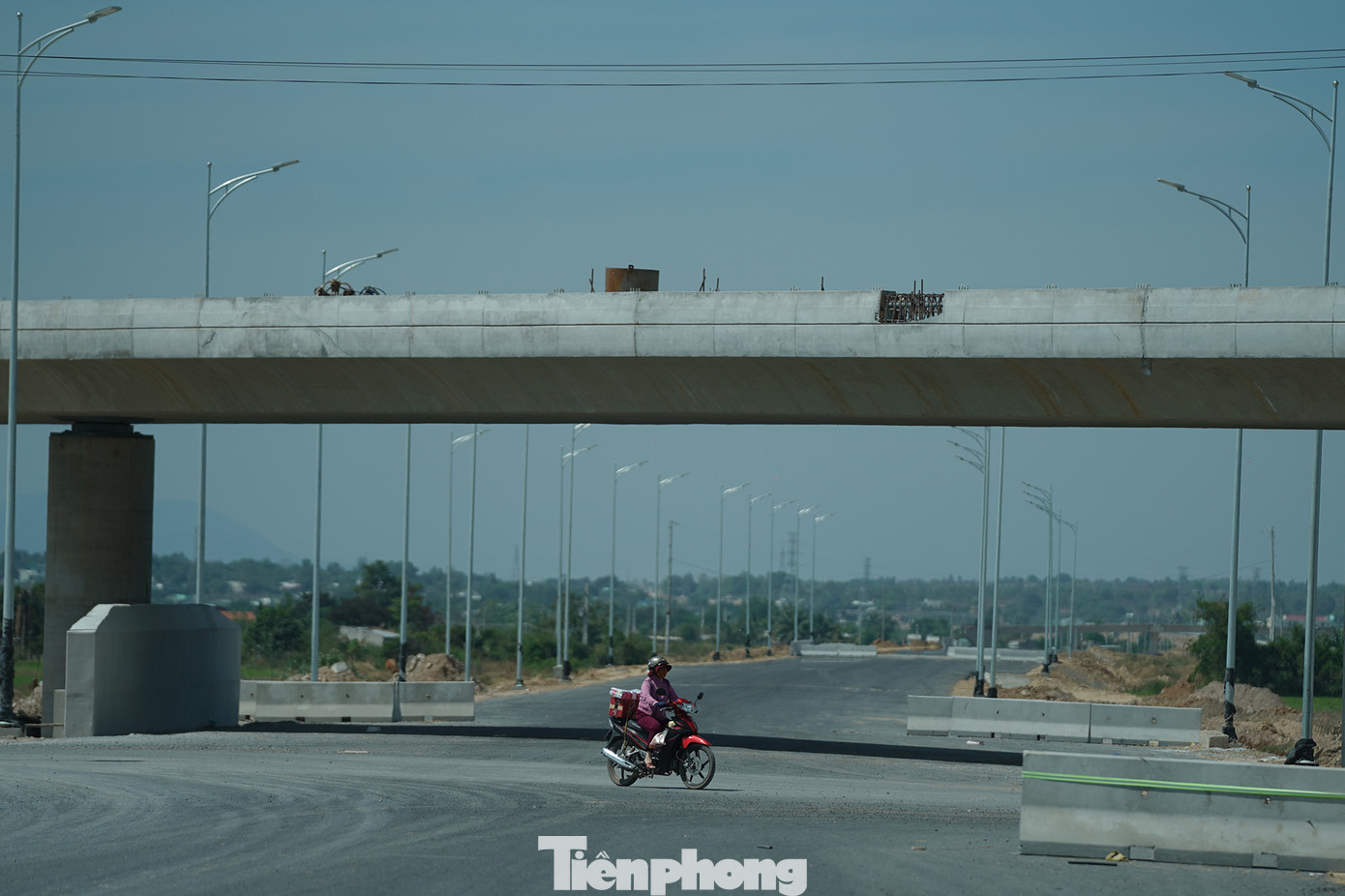 Do thiếu đất đắp nền để thi công đường dẫn cho các cầu vượt nên thời gian qua, các nhà thầu chuyển sang thi công các hạng mục hoàn thiện, như dải phân cách, hộ lan, lưới chống lóa.