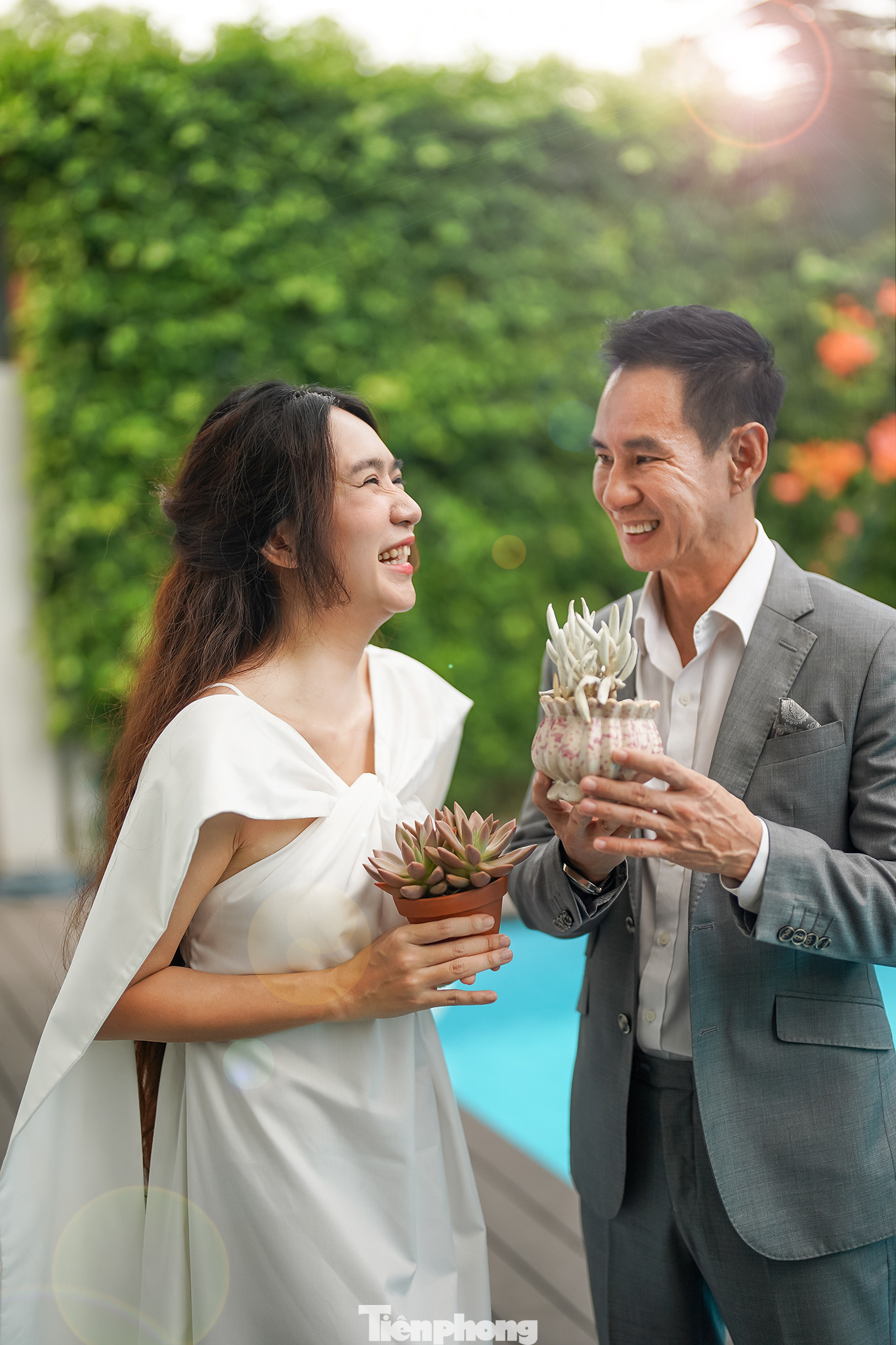 Minh Hà và Lý Hải trong khoảnh khắc nghỉ ngơi hiếm hoi sau nửa tháng liên tục có mặt ở các rạp chiếu phim. Minh Hà và Lý Hải trong khoảnh khắc nghỉ ngơi hiếm hoi sau nửa tháng liên tục có mặt ở các rạp chiếu phim.