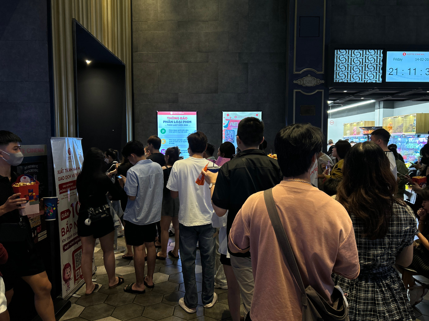 Nhiều người xếp hàng vào xem phim.