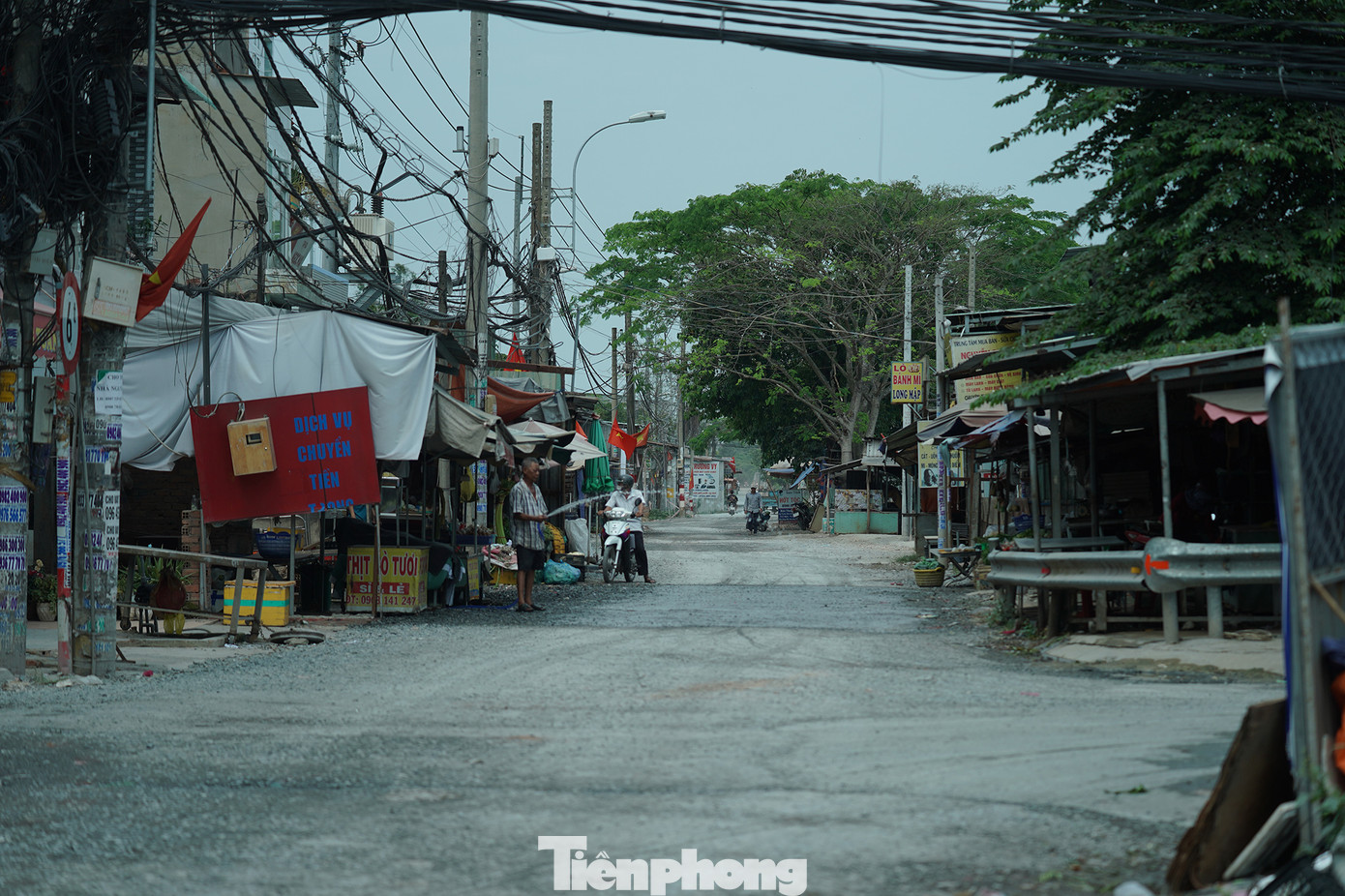 Đoạn giao giữa đường Liên ấp 2-6 và Kinh Trung Ương vẫn chưa bàn giao mặt bằng, chợ tự phát lấn chiếm, thậm chí có hộ lấp cả con kênh bên phải để xây nhà.