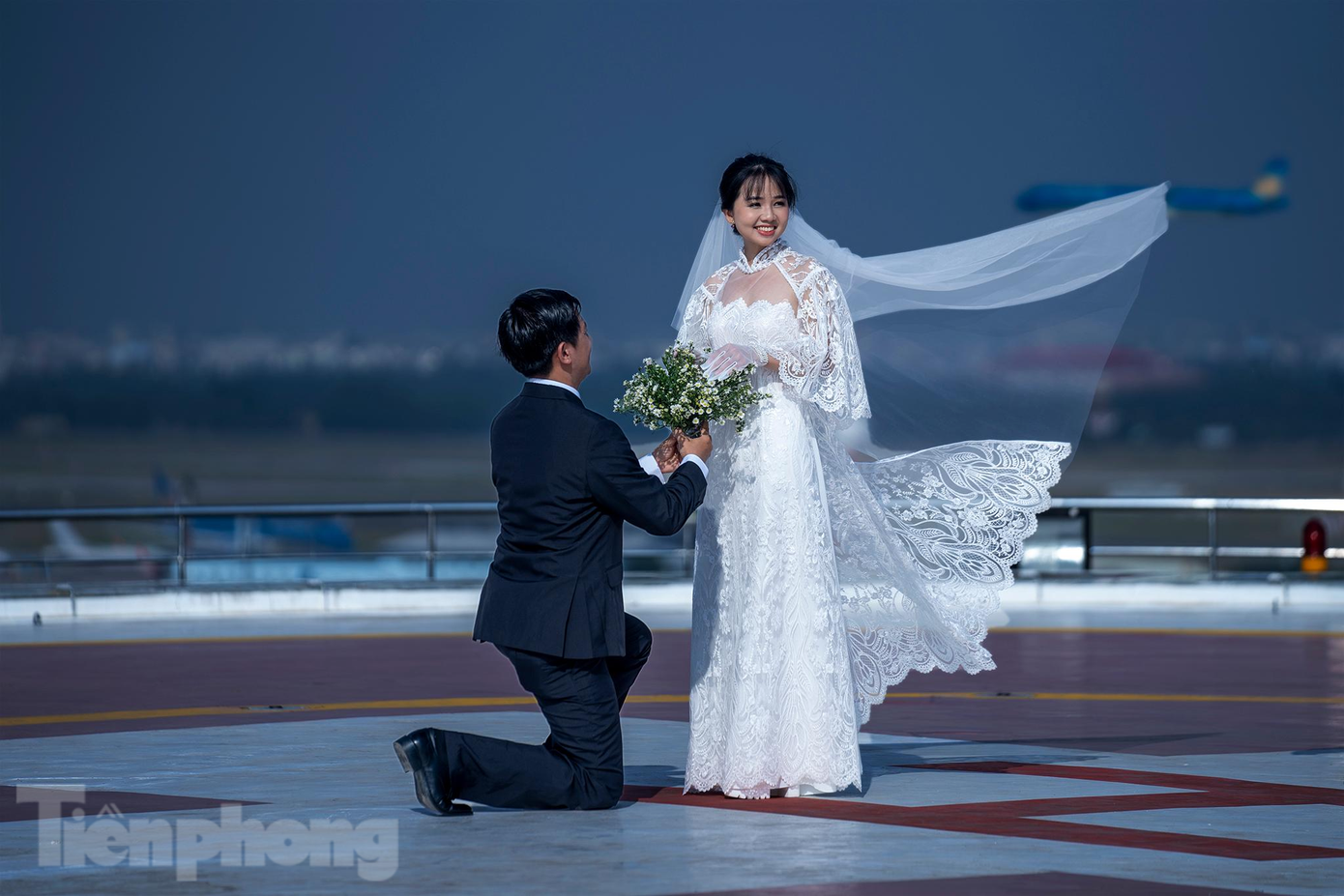 Anh Trần Tấn Lộc, đang công tác tại trường Cao đẳng Điện lực, chồng của chị Lê Thị Huỳnh Như, công tác tại Ban quản lý chất lượng của bệnh viện 175. Trong đợt dịch, chị Như tham gia chống dịch, lấy mẫu trên địa bàn quận 8. “Hai vợ chồng quen nhau từ thời vợ làm sinh viên đã gần mười năm. Nếu không tính đợt dịch vừa rồi, chưa bao giờ hai vợ chồng phải xa nhau lâu như vậy. Thời điểm chưa áp dụng Chỉ thị 16, hàng ngày phải đưa nhu yếu phẩm cho vợ qua hàng rào bệnh viện. Lễ đính hôn của hai vợ chồng thực hiện hôm 22/5/2021. Dự định 6/11/2021 tổ chức cưới nhưng đây là thời điểm dịch phức tạp nhất của thành phố nên hai vợ chồng gác lại. Khi 1/10 mở cửa trở lại thì cũng chưa tiện tổ chức nên mới dời sang năm nay”, anh Lộc kể về khoảng thời gian hai vợ chồng vượt qua đại dịch. Anh Trần Tấn Lộc, đang công tác tại trường Cao đẳng Điện lực, chồng của chị Lê Thị Huỳnh Như, công tác tại Ban quản lý chất lượng của bệnh viện 175. Trong đợt dịch, chị Như tham gia chống dịch, lấy mẫu trên địa bàn quận 8. “Hai vợ chồng quen nhau từ thời vợ làm sinh viên đã gần mười năm. Nếu không tính đợt dịch vừa rồi, chưa bao giờ hai vợ chồng phải xa nhau lâu như vậy. Thời điểm chưa áp dụng Chỉ thị 16, hàng ngày phải đưa nhu yếu phẩm cho vợ qua hàng rào bệnh viện. Lễ đính hôn của hai vợ chồng thực hiện hôm 22/5/2021. Dự định 6/11/2021 tổ chức cưới nhưng đây là thời điểm dịch phức tạp nhất của thành phố nên hai vợ chồng gác lại. Khi 1/10 mở cửa trở lại thì cũng chưa tiện tổ chức nên mới dời sang năm nay”, anh Lộc kể về khoảng thời gian hai vợ chồng vượt qua đại dịch.