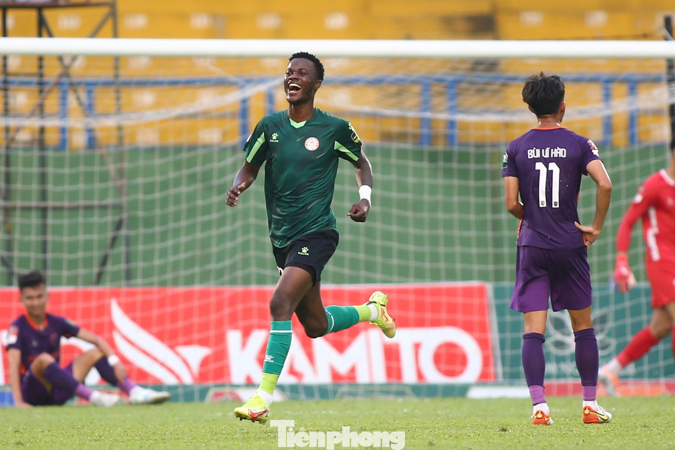 Khi chủ nhà Bình Dương còn đang loay hoay tìm bàn gỡ, CLB TPHCM đã có pha lập công thứ hai. Phút 37, Văn Kiên đi bóng tốc độ ở cánh phải rồi căng ngang ngược hướng di chuyển của hậu vệ đối thủ. Green di chuyển khôn khéo ập vào vòng cấm rồi dứt điểm một chạm quyết đoán, nhân đôi cách biệt cho CLB TPHCM.