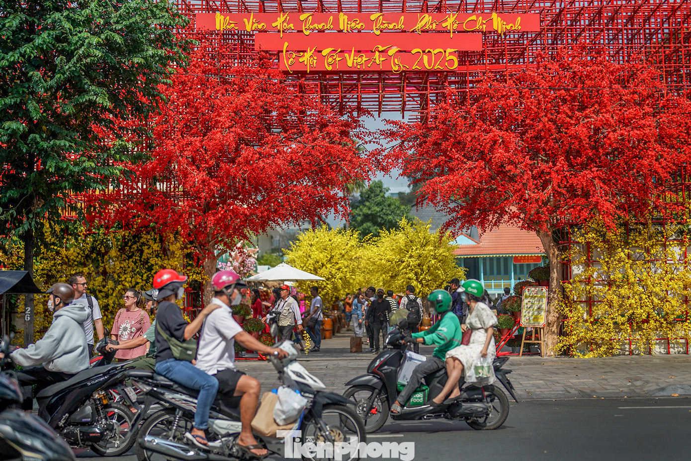 Điểm nhấn của Lễ hội Tết Việt 2025 là "ngôi nhà ngày xuân" được xây dựng mô phỏng hình ảnh ngôi nhà sàn ở An Giang gắn với gian bếp, sân vườn đầy hoa cỏ mùa xuân mang đến những ngày Tết yên bình. Không gian xuân Nhà Văn hóa Thanh Niên hàng năm thu hút rất đông người dân, nhất là các bạn trẻ đến tham quan, chụp ảnh.