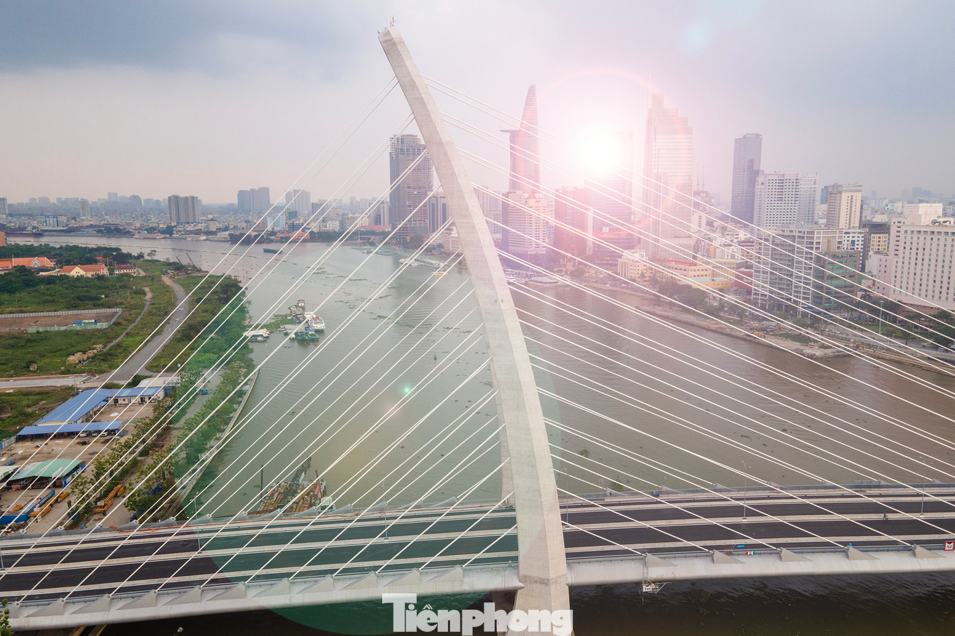 Nhiều người dân đã bày tỏ sự vui mừng khi cầu được mang tên Ba Son, gắn liền với địa danh, di tích văn hóa-lịch sử. Ông Nguyễn Minh Mẫn, đại diện đơn vị lữ hành TST chia sẻ: "Tôi rất vui vì tên Ba son hay Thủ Thiêm đều mang giá trị lịch sử gắn với công cuộc mở cõi, xây dựng, phát triển vùng đất Saigon - Gia Định - TPHCM. Cái tên Ba Son ra đời từ sớm là sự tiếp nối của lịch sử, từ xưởng của thuỷ quân đến xưởng đóng, sửa chữa tàu Ba Son, nay là nơi sẽ kết nối tuyến Metro hiện đại. Vì vậy, tên gọi Ba Son là sợi chỉ kết nối quá khứ, hiện tại và cả một tương lai của đô thị TPHCM hướng ra dòng sông Sài Gòn, dòng sông đã góp phần rất quan trọng để hình thành nên TPHCM hôm nay". Nhiều người dân đã bày tỏ sự vui mừng khi cầu được mang tên Ba Son, gắn liền với địa danh, di tích văn hóa-lịch sử. Ông Nguyễn Minh Mẫn, đại diện đơn vị lữ hành TST chia sẻ: "Tôi rất vui vì tên Ba son hay Thủ Thiêm đều mang giá trị lịch sử gắn với công cuộc mở cõi, xây dựng, phát triển vùng đất Saigon - Gia Định - TPHCM. Cái tên Ba Son ra đời từ sớm là sự tiếp nối của lịch sử, từ xưởng của thuỷ quân đến xưởng đóng, sửa chữa tàu Ba Son, nay là nơi sẽ kết nối tuyến Metro hiện đại. Vì vậy, tên gọi Ba Son là sợi chỉ kết nối quá khứ, hiện tại và cả một tương lai của đô thị TPHCM hướng ra dòng sông Sài Gòn, dòng sông đã góp phần rất quan trọng để hình thành nên TPHCM hôm nay".