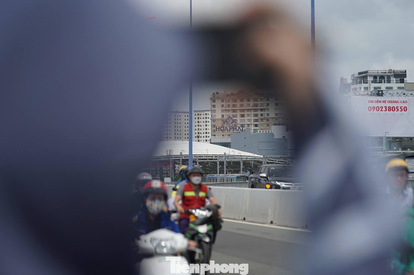 Chị Ngọc Thịnh (một khách bộ hành trên cầu Sài Gòn) chia sẻ: "Lần trước nghe tin tàu chạy thử, tôi cũng ra đây đón xem nhưng không thấy. Sau đọc báo mới biết tàu chỉ chạy một đoạn. Giờ mới có thể nhìn thấy được đoàn tàu chạy trên đường ray toàn tuyến. Nhất định, khi tuyến Metro này đi vào hoạt động, tôi sẽ là khách hàng thường xuyên". Chị Ngọc Thịnh (một khách bộ hành trên cầu Sài Gòn) chia sẻ: "Lần trước nghe tin tàu chạy thử, tôi cũng ra đây đón xem nhưng không thấy. Sau đọc báo mới biết tàu chỉ chạy một đoạn. Giờ mới có thể nhìn thấy được đoàn tàu chạy trên đường ray toàn tuyến. Nhất định, khi tuyến Metro này đi vào hoạt động, tôi sẽ là khách hàng thường xuyên".