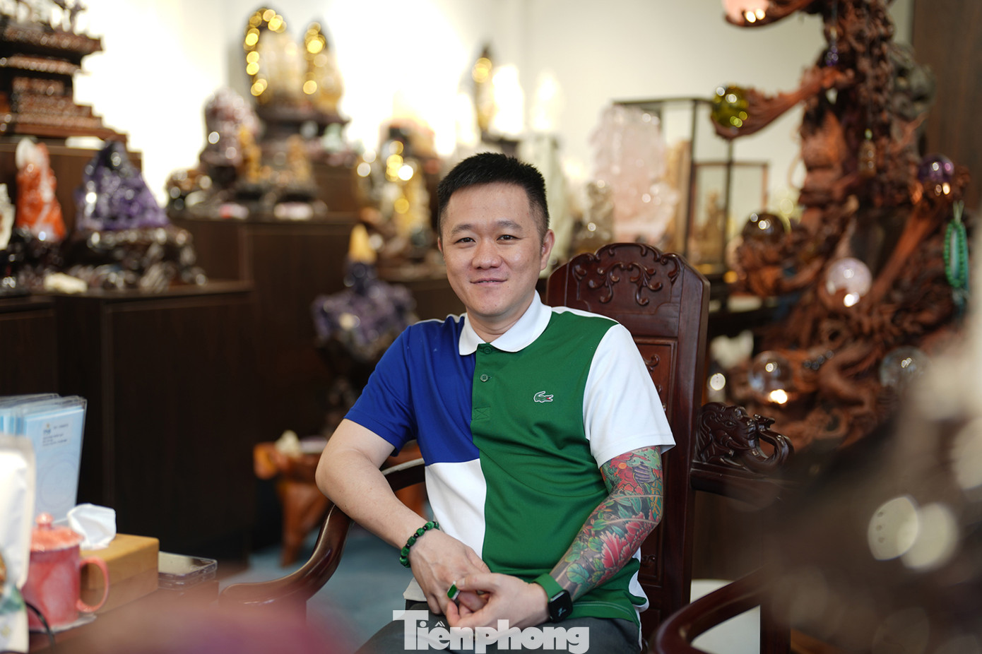 Anh Khoa cho biết, gần 10 năm sưu tập, anh sở hữu hàng ngàn tác phẩm, sản phẩm từ đá quý các loại.