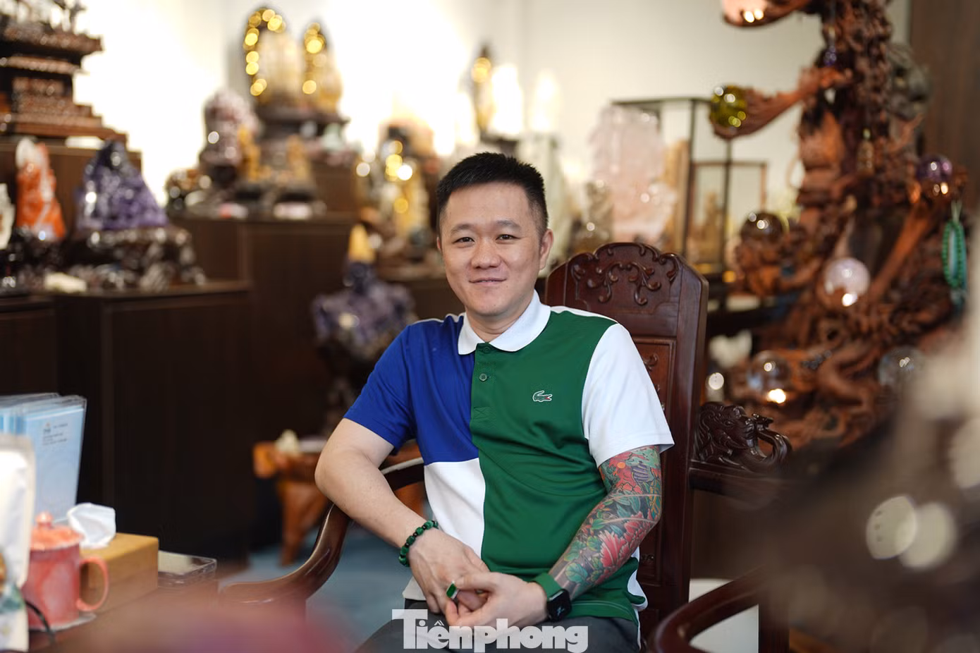 Anh Khoa cho biết, gần 10 năm sưu tập, anh sở hữu hàng ngàn tác phẩm, sản phẩm từ đá quý các loại.