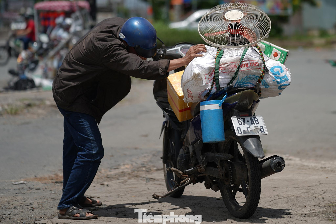 Lỉnh kỉnh đồ đạc trở lại thành phố.