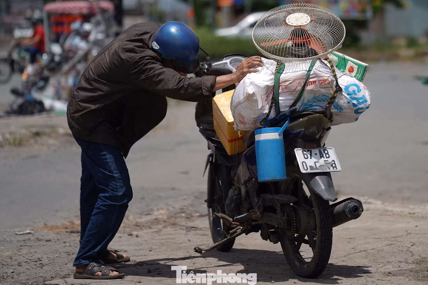 Lỉnh kỉnh đồ đạc trở lại thành phố.