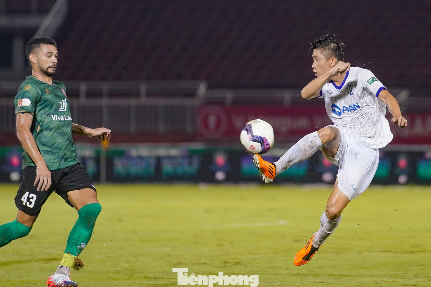 Phan Văn Đức khéo léo trong nhiều pha xử lý.