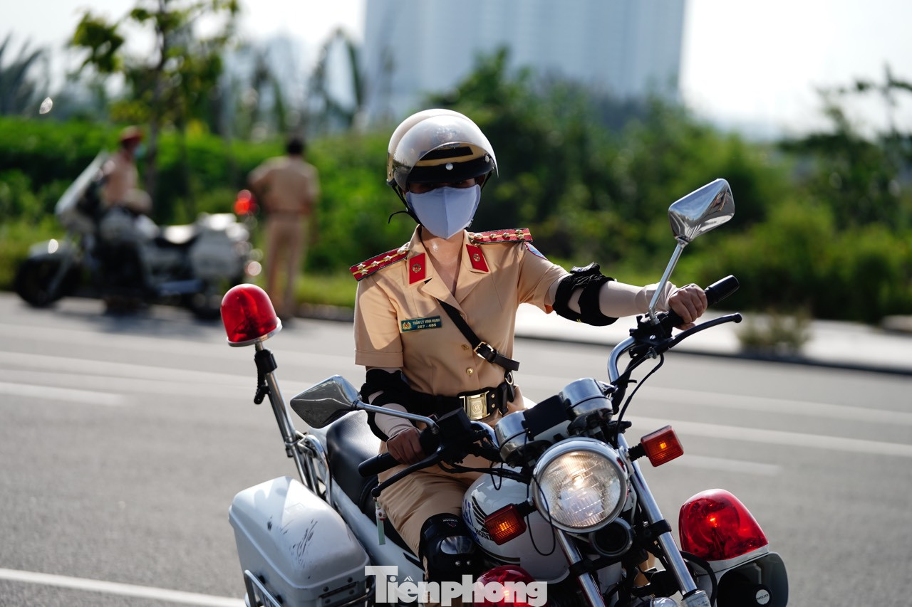 Nhiệm vụ đòi hỏi tính kỷ luật tuyệt đối, sự tập trung cao độ nhưng vẫn không thiếu hình ảnh lãng mạn của người phụ nữ trong sắc phục CSGT. Nhiệm vụ đòi hỏi tính kỷ luật tuyệt đối, sự tập trung cao độ nhưng vẫn không thiếu hình ảnh lãng mạn của người phụ nữ trong sắc phục CSGT.