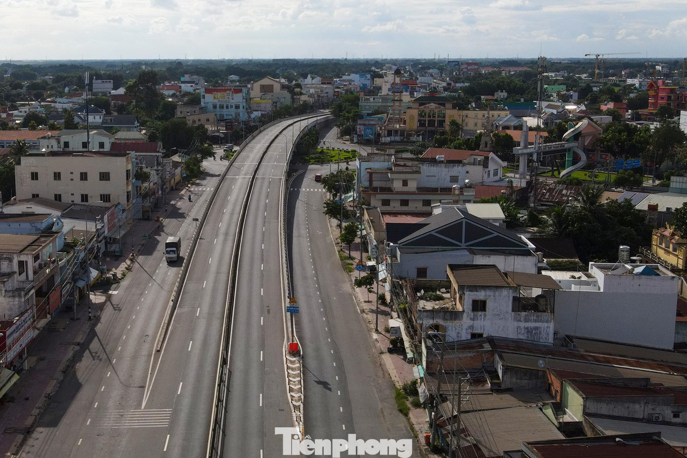 "Huyện Củ Chi nhìn bề ngoài có vẻ phát triển nhưng bên trong chủ yếu là đất nông nghiệp, hạ tầng giao thông kém phát triển. Các trục đường chính hiện nay như quốc lộ 22, tỉnh lộ 8, tỉnh lộ 15... đã quá tải, kém an toàn. Quy hoạch giao thông của Củ Chi cần tính toán lại", ông Thắng chia sẻ.