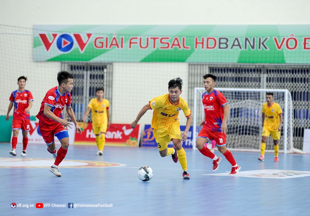 Năm địa điểm Cung thể thao Điền kinh trong nhà Hà Nội (sân nhà của Thái Sơn Bắc và Hà Nội), Cung thể thao Tiên Sơn - Đà Nẵng (GFDI Sông Hàn), Nhà thi đấu Trường Cao đẳng Sư phạm Trung Ương - Nha Trang (Sanvinest Khánh Hòa), Nhà thi đấu Thái Sơn Nam - TPHCM (Thái Sơn Nam và Cao Bằng) và Nhà thi đấu Lãnh Binh Thăng - TPHCM (Sahako và Tân Hiệp Hưng) đã được 8 CLB chọn để tổ chức các trận đấu trên sân nhà ở mùa giải năm nay.