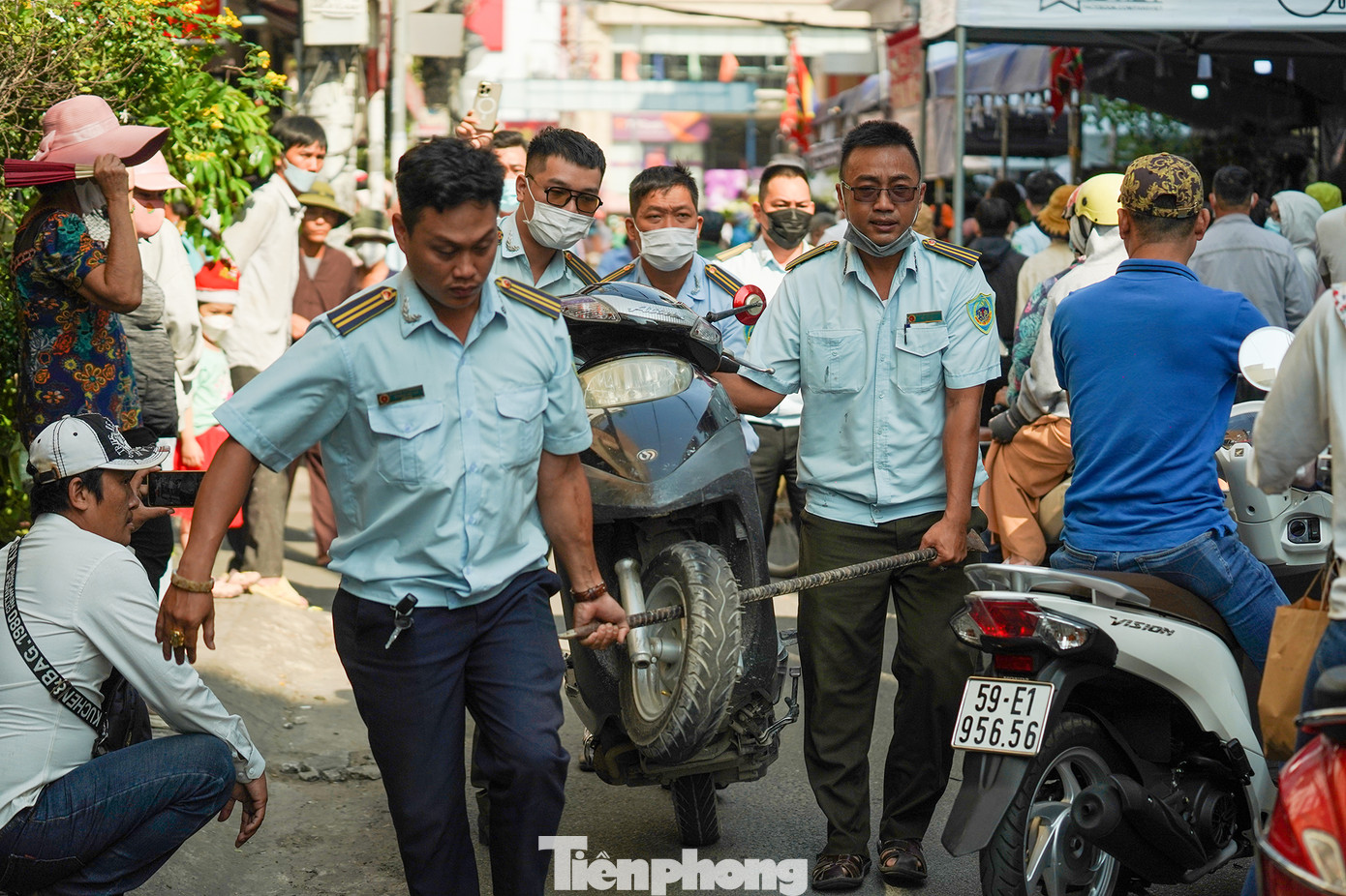 Một số phương tiện của người dân, YouTuber, TikToker... để lấn chiếm lòng lề đường bị lực lượng TTĐT phường 1, quận Phú Nhuận đưa về trụ sở UBND phường cách lễ tang vài chục mét.