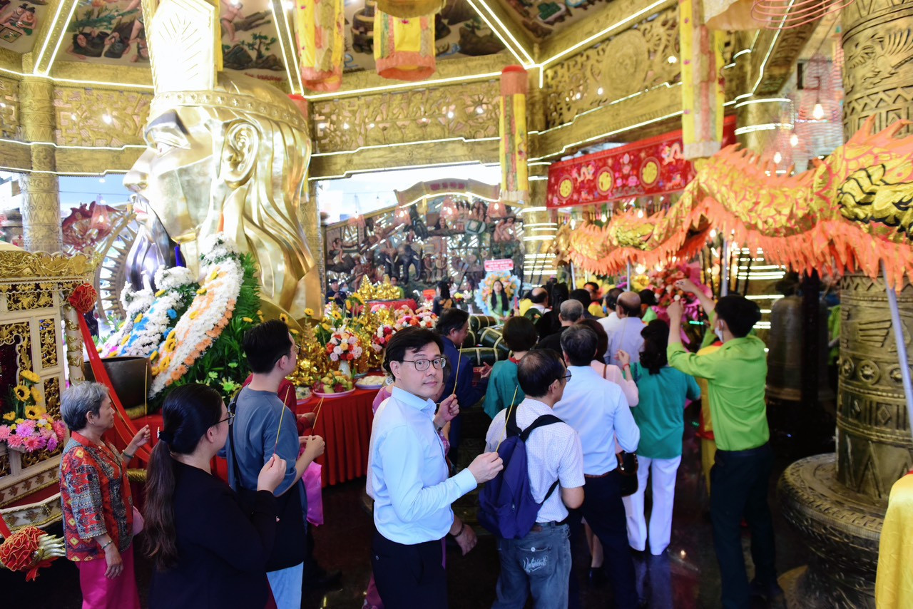 Hàng dài người dâng hương tại đền thờ Vua Hùng.