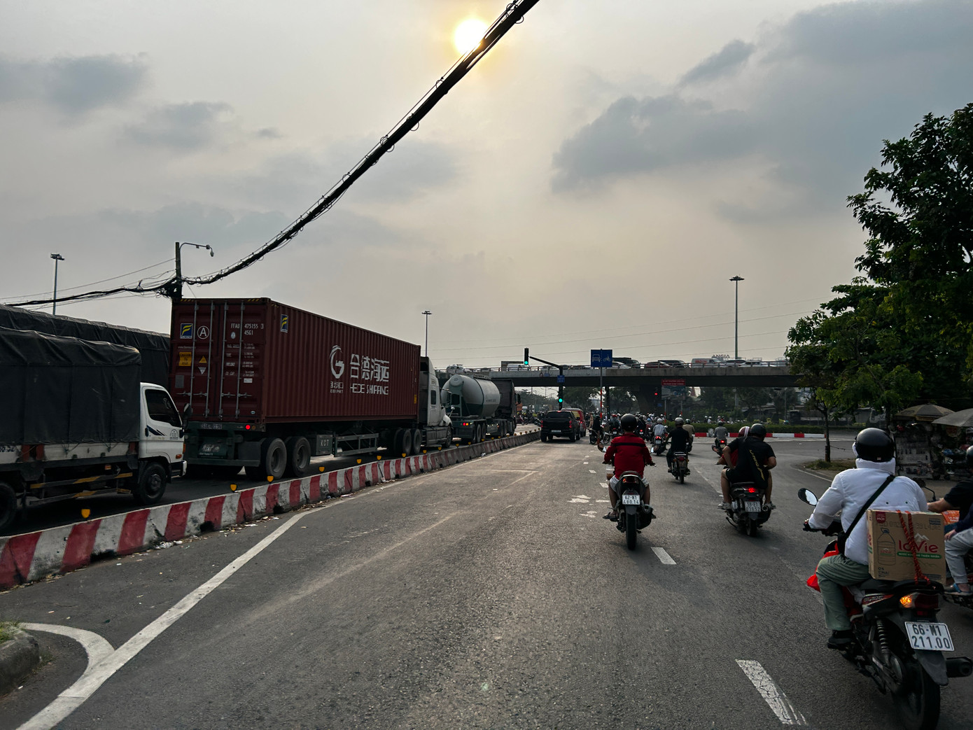 Nút giao Quốc lộ 1A- Lê Khả Phiêu- Nguyễn Văn Linh lượng phương tiện dồn ứ các hướng.