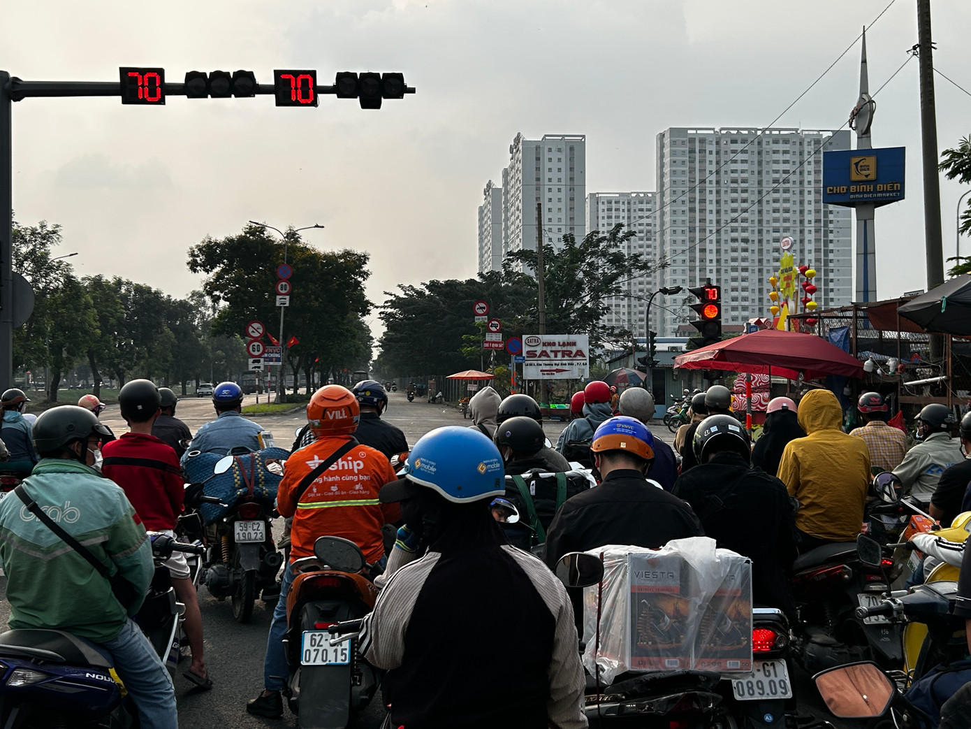 Khu vực đèn tín hiệu phía trước chợ Bình Điền 99 giây đèn đỏ khiến lượng phương tiện ùn ứ.