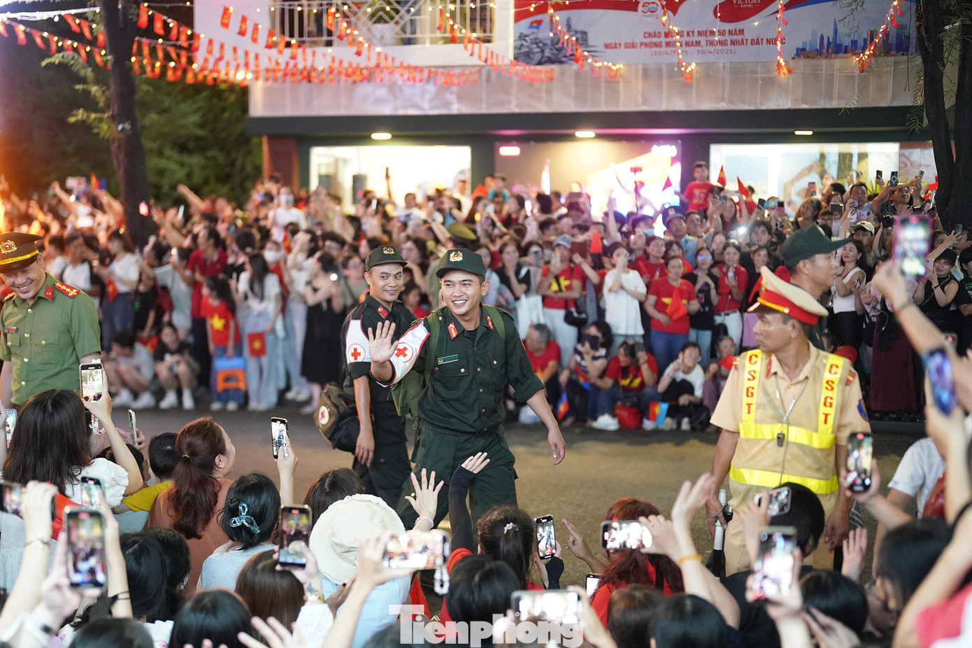 Chiến sĩ hậu cần cám ơn người dân đã tiếp thêm động lực cho các chiến sĩ tham gia diễu binh.