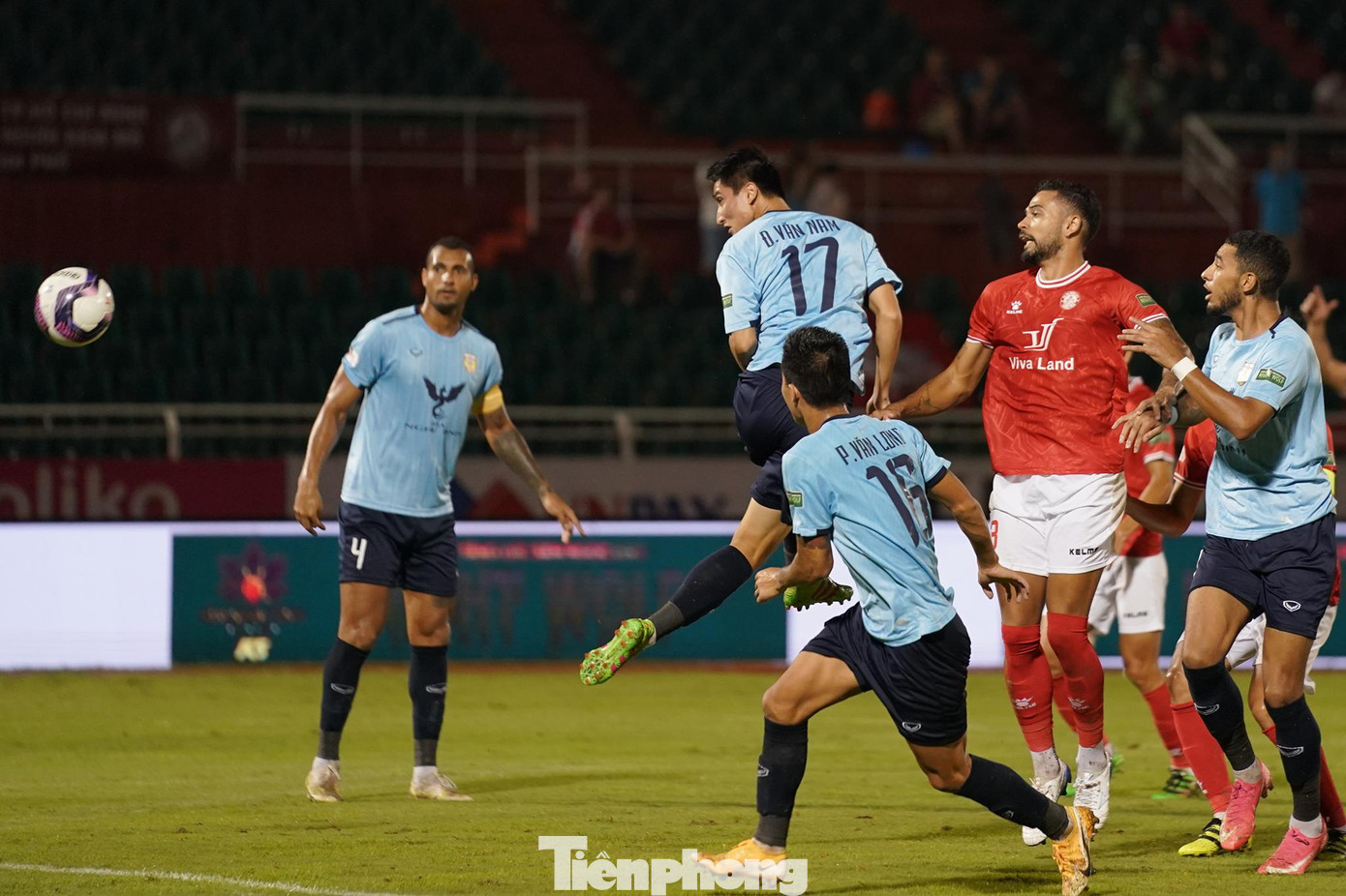 3 phút sau đó, số 17 lại đánh đầu tung lưới thủ môn Tiến Dũng nhưng anh đã việt vị. Hàng phòng ngự TPHCM chơi không tập trung. Hàng công cũng chưa để lại dấu ấn. Rõ ràng CLB TPHCM đang rơi vào khủng hoảng nhân sự đúng như thừa nhận của HLV Trần Minh Chiến.