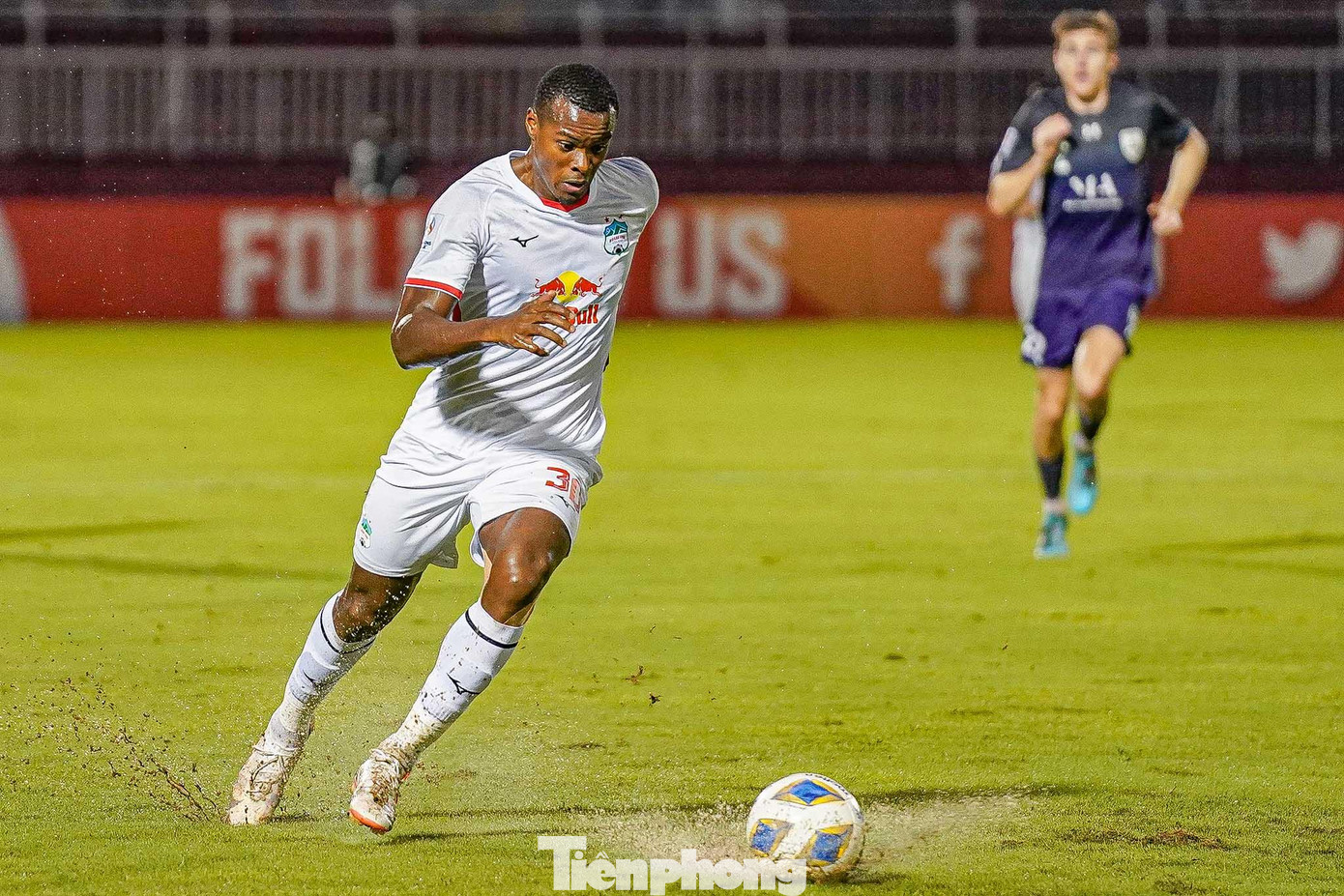 Trước trận đấu này, tại TPHCM trời mưa rất to. Dù lúc này, trời đã tạnh, trên sân vẫn còn một số vũng nước, điều đó đang ảnh hưởng trực tiếp đến các pha xử lý của cầu thủ 2 đội.