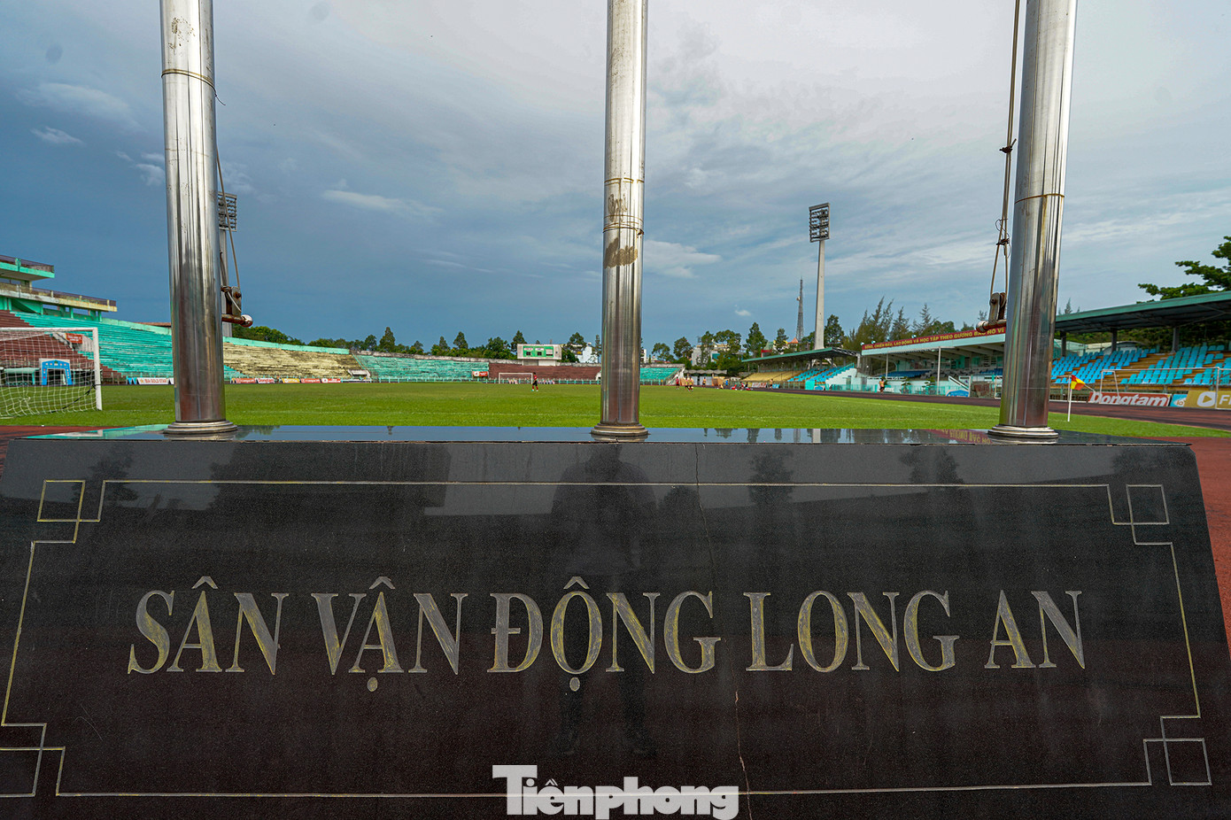 Sân vận động tỉnh Long An sẽ được cải tạo mặt sân cỏ, khu chức năng, khu nghỉ của vận động viên,… với kinh phí hơn 900 triệu đồng. Sân vận động tỉnh Long An sẽ được cải tạo mặt sân cỏ, khu chức năng, khu nghỉ của vận động viên,… với kinh phí hơn 900 triệu đồng.