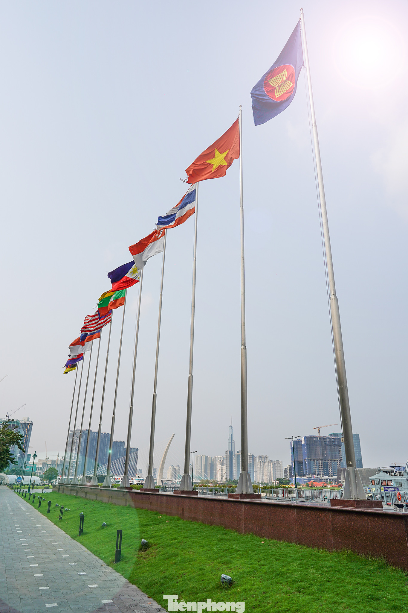 Hàng cờ ASEAN, biểu tượng của tình đoàn kết, hữu nghị phất phới trong nắng mới như một điểm nhấn của bến Bạch Đằng và phố đi bộ Nguyễn Huệ.