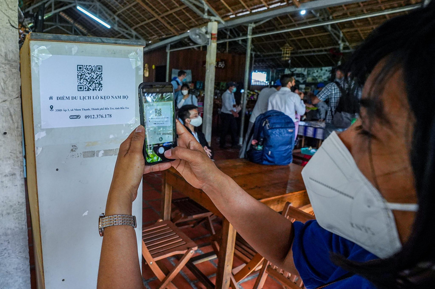 Ông Nguyễn Hữu Y Yên Tổng Giám đốc đơn vị Lữ hành Saigontourist cho biết, sản phẩm tour du lịch tham quan xứ dừa Bến Tre triển khai trong giai đoạn thích ứng, an toàn với dịch Covid-19 được tổ chức theo mô hình khép kín, khách chủ yếu trải nghiệm không gian sinh thái thông thoáng, sông nước, thưởng thức ẩm thực đặc sắc bản địa kết hợp nghỉ dưỡng, phục hồi, tăng cường sức khỏe.