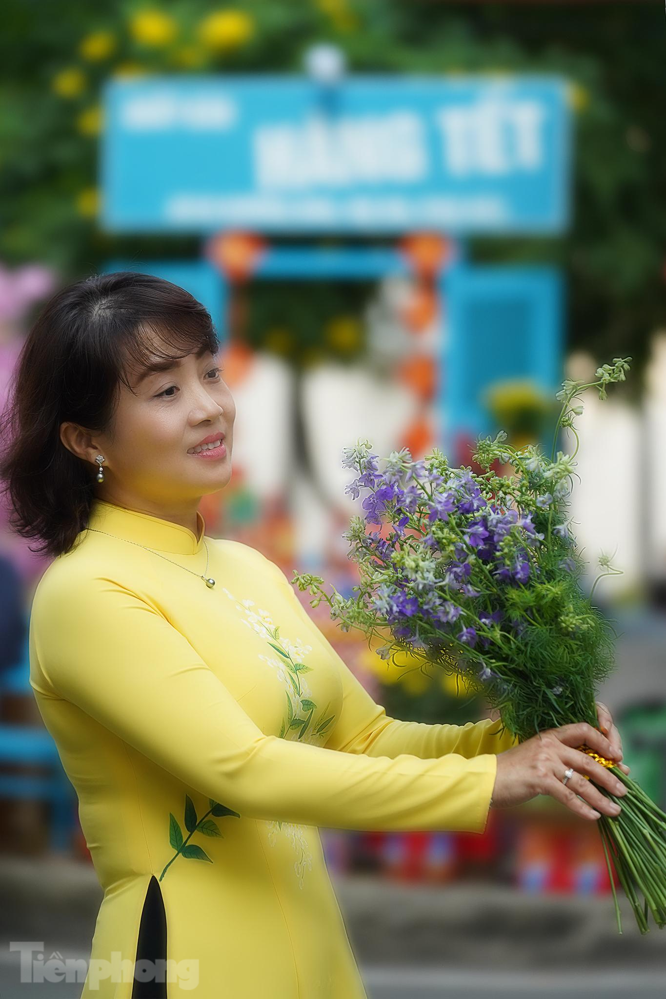 Trong ngày đầu tiên khai mạc, đường hoa đã thu hút khá đông nhân viên y tế, thân nhân và người bệnh đến chụp ảnh lưu lại những khoảnh khắc đáng nhớ. Trong ảnh là bác sĩ CK II Huỳnh Phan Phúc Linh, Phó khoa Cơ Xương Khớp tranh thủ tạo dáng bên tà áo dài.