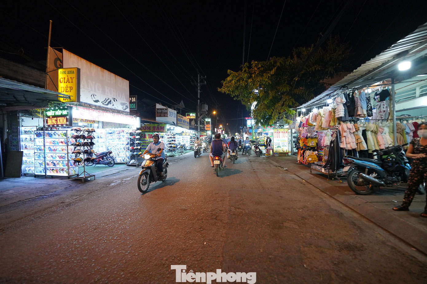 Hình ảnh vỉa hè hai bên đường Thới Hoà (Vĩnh Lộc A, huyện Bình Chánh, TPHCM) bị lấn chiếm.