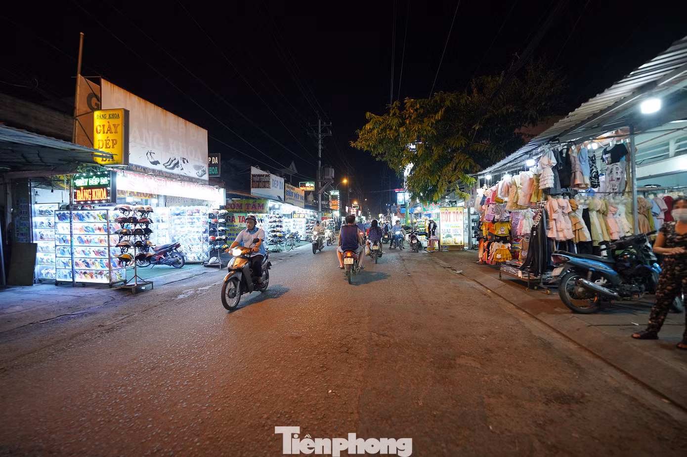 Hình ảnh vỉa hè hai bên đường Thới Hoà (Vĩnh Lộc A, huyện Bình Chánh, TPHCM) bị lấn chiếm.