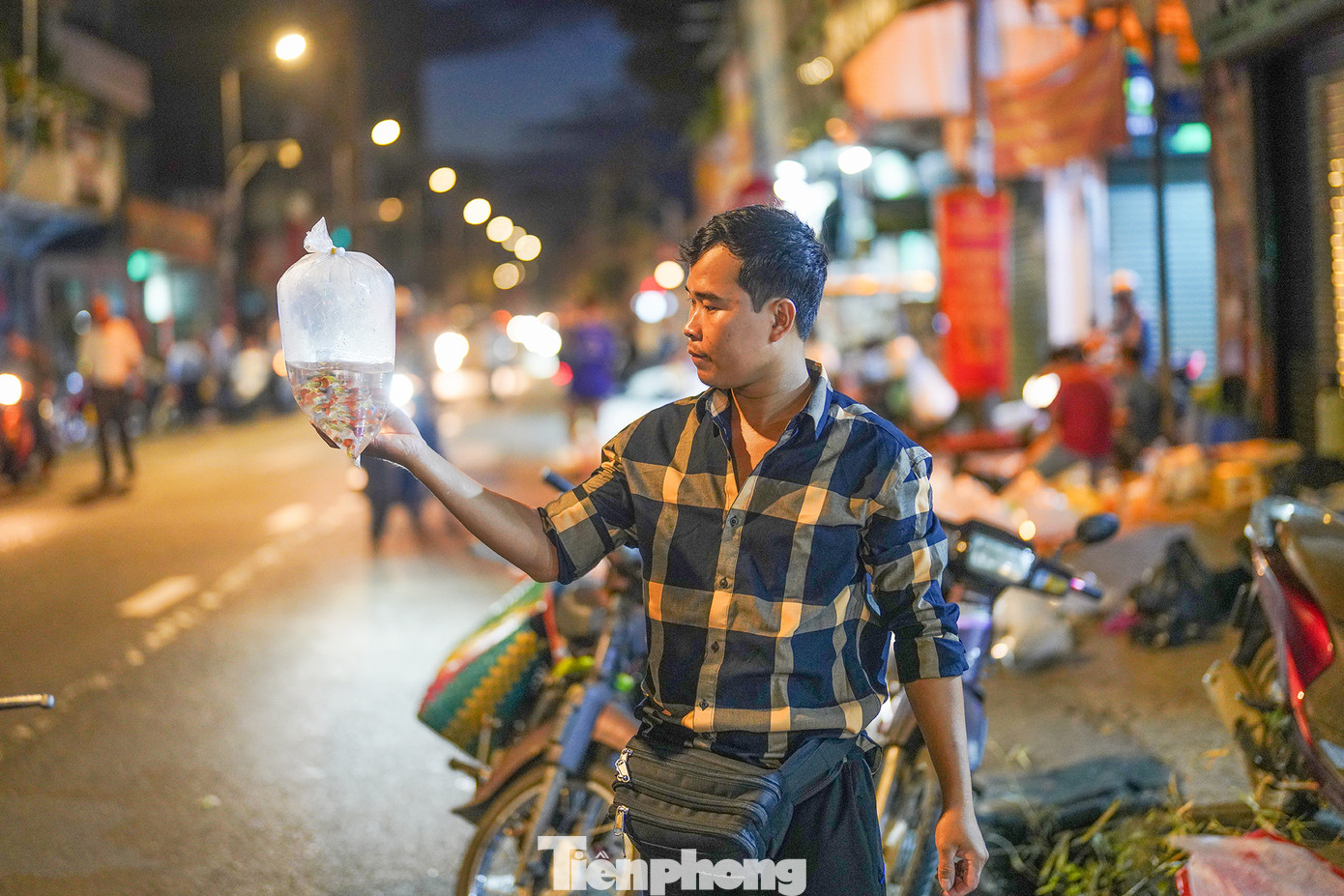 Trong bóng tối lờ mờ hay dưới ánh đèn vàng, người mua, kẻ bán trả giá xôn xao cả một khúc đường Trần Hưng Đạo. Theo các chủ hàng, giá cá tuỳ thuộc từng loại, kích cỡ, như cá ba đuôi có giá 180.000 đồng mỗi bịch 20 cá nhỏ, cá bảy màu 180.000 đến 200.000 đồng/bịch khoảng 20 cá nhỏ...