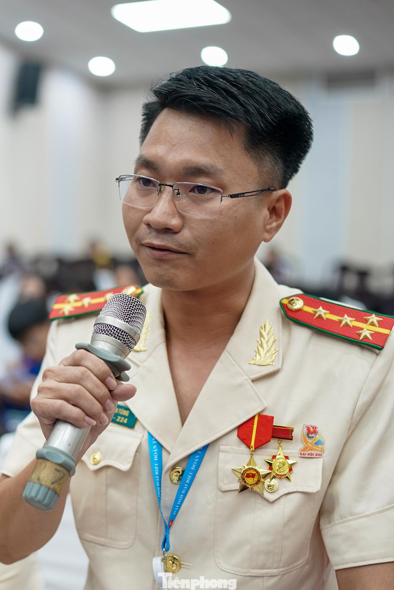 Nói về khát vọng cống hiến của tuổi trẻ Công an tỉnh Bình Thuận trong công tác tình nguyện vì cộng đồng và xung kích bảo vệ quê hương Bình Thuận, anh Lê Văn Tùng - Bí thư Chi đoàn PX03, Công an Tỉnh Bình Thuận cho biết, trong những năm qua, Công an tỉnh Bình Thuận luôn hoàn thành xuất sắc nhiệm vụ giữ gìn an ninh quốc gia và trật tự an toàn xã hội, xây dựng lực lượng ngày càng vững mạnh. Trong thành tích chung đó, có sự đóng góp không nhỏ của lực lượng đoàn viên, thanh niên công an tỉnh. Hiệu quả phong trào của Đoàn gắn với các mặt công tác nghiệp vụ của lực lượng công an khi triển khai hiệu quả các phong trào, cuộc vận động như: Phong trào “Thanh niên Công an Bình Thuận xung kích, tình nguyện, lập công vì an ninh Tổ quốc”; “Thanh niên Công an Bình Thuận học tập, thực hiện Sáu điều Bác Hồ dạy”, Cuộc vận động “Xây dựng phong cách người CAND bản lĩnh, nhân văn, vì nhân dân phục vụ”. Qua đó đã phát huy vai trò, tinh thần xung kích cách mạng, bản lĩnh, trí tuệ của tuổi trẻ, tổ chức Đoàn và đoàn viên, thanh niên công an tỉnh, thể hiện rõ nét truyền thống “đâu cần thanh niên có, việc gì khó có thanh niên". Nói về khát vọng cống hiến của tuổi trẻ Công an tỉnh Bình Thuận trong công tác tình nguyện vì cộng đồng và xung kích bảo vệ quê hương Bình Thuận, anh Lê Văn Tùng - Bí thư Chi đoàn PX03, Công an Tỉnh Bình Thuận cho biết, trong những năm qua, Công an tỉnh Bình Thuận luôn hoàn thành xuất sắc nhiệm vụ giữ gìn an ninh quốc gia và trật tự an toàn xã hội, xây dựng lực lượng ngày càng vững mạnh. Trong thành tích chung đó, có sự đóng góp không nhỏ của lực lượng đoàn viên, thanh niên công an tỉnh. Hiệu quả phong trào của Đoàn gắn với các mặt công tác nghiệp vụ của lực lượng công an khi triển khai hiệu quả các phong trào, cuộc vận động như: Phong trào “Thanh niên Công an Bình Thuận xung kích, tình nguyện, lập công vì an ninh Tổ quốc”; “Thanh niên Công an Bình Thuận học tập, thực hiện Sáu điều Bác Hồ dạy”, Cuộc vận động “Xây dựng phong cách người CAND bản lĩnh, nhân văn, vì nhân dân phục vụ”. Qua đó đã phát huy vai trò, tinh thần xung kích cách mạng, bản lĩnh, trí tuệ của tuổi trẻ, tổ chức Đoàn và đoàn viên, thanh niên công an tỉnh, thể hiện rõ nét truyền thống “đâu cần thanh niên có, việc gì khó có thanh niên".