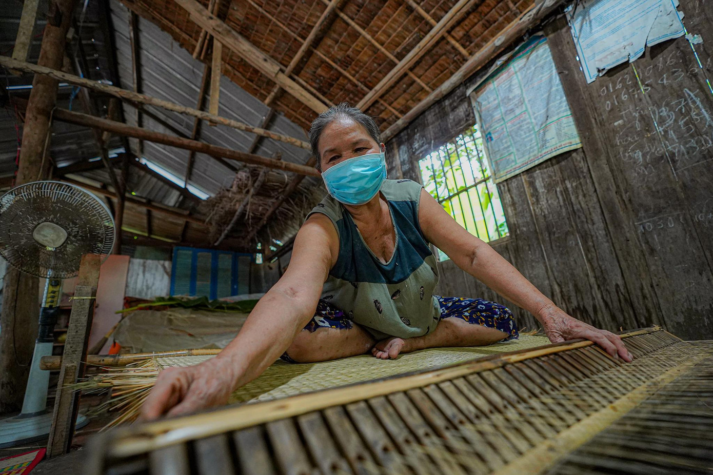 Cô Nguyễn Thị Cúc ngụ tại xã Nhơn Thạnh, tỉnh Bến Tre cho biết, công việc dệt chiếu được lưu truyền từ thời cha ông.