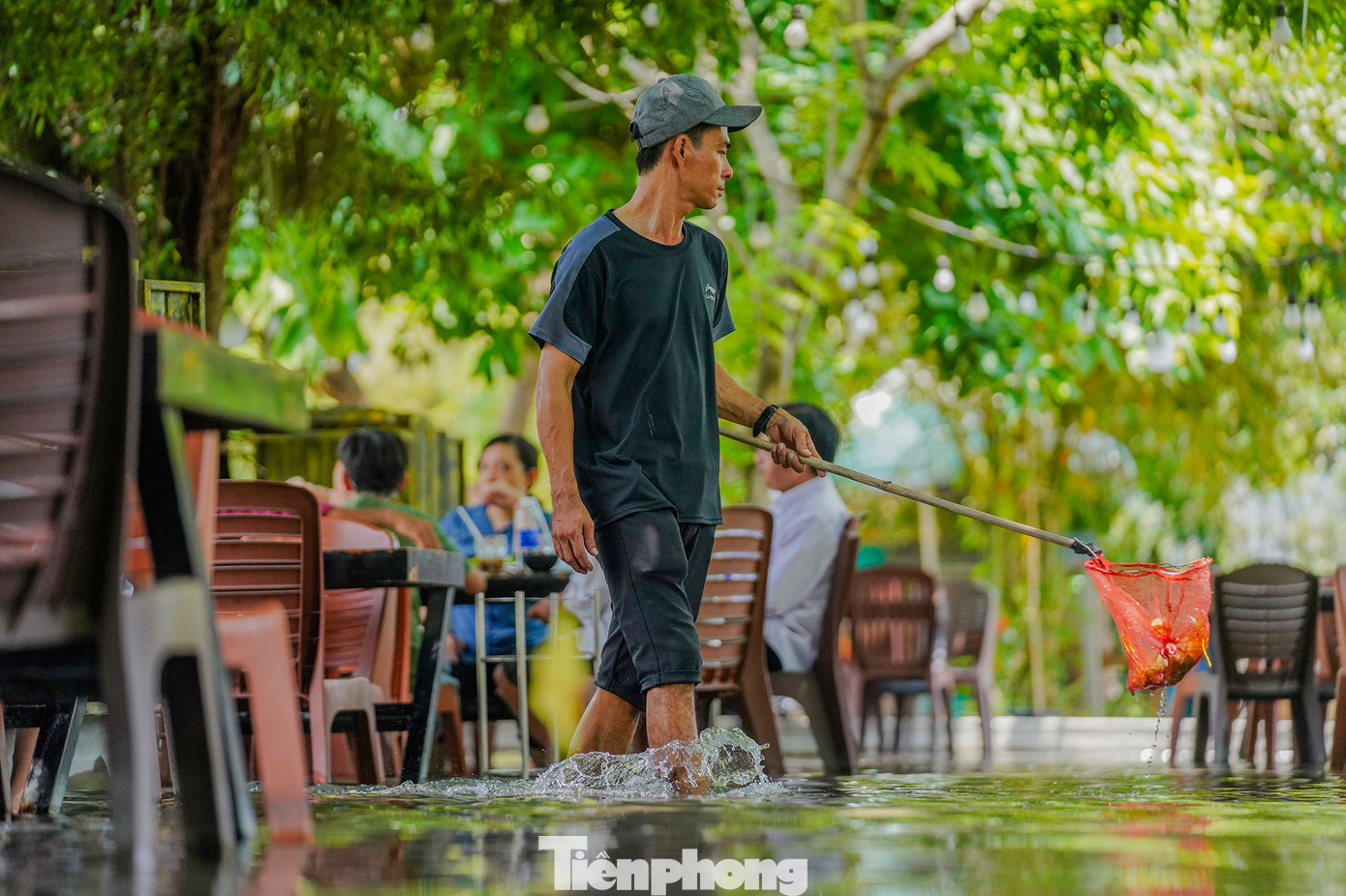 Do nằm dưới vườn cây ăn quả nên nhân viên của quán thường xuyên đi lại vớt lá cây. "Ngồi gác chân lên ghế thưởng thức ẩm thực trong khu vườn mát mẻ, nghe tiếng chủm chủm nhân viên lội nước qua lại mát lỗ tai, thật sự rất thư thái", anh Lê Phúc Lâm - ngụ quận 6 - chia sẻ.