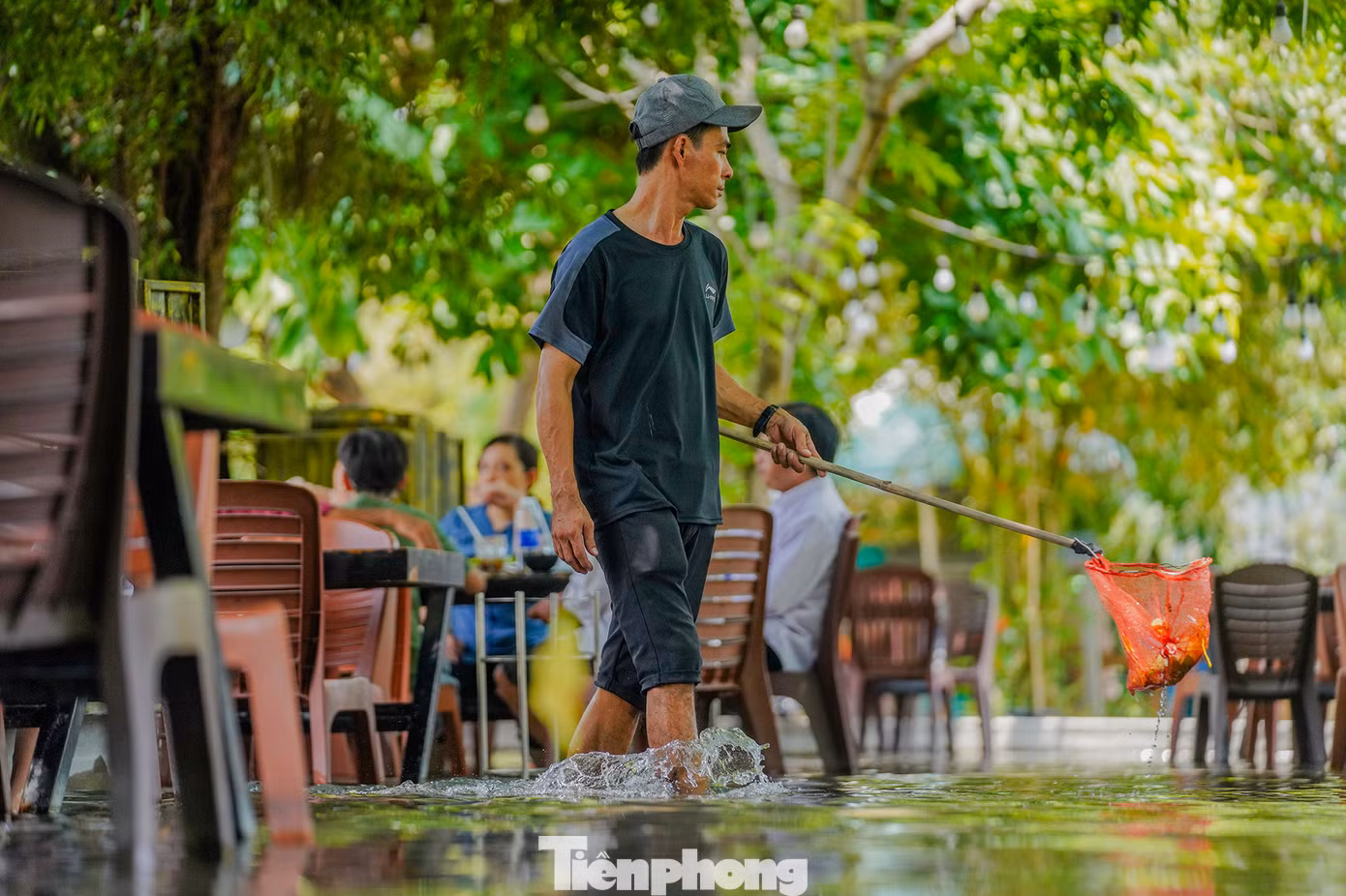 Do nằm dưới vườn cây ăn quả nên nhân viên của quán thường xuyên đi lại vớt lá cây. "Ngồi gác chân lên ghế thưởng thức ẩm thực trong khu vườn mát mẻ, nghe tiếng chủm chủm nhân viên lội nước qua lại mát lỗ tai, thật sự rất thư thái", anh Lê Phúc Lâm - ngụ quận 6 - chia sẻ.