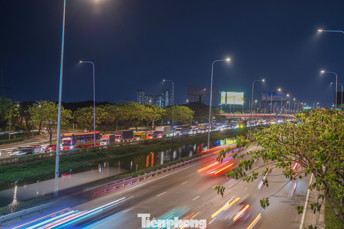 Ở chiều ngược lại, dòng xe lưu thông thẳng hướng các tỉnh miền Đông và vào đại lộ Võ Văn Kiệt thông thoáng. Ở chiều ngược lại, dòng xe lưu thông thẳng hướng các tỉnh miền Đông và vào đại lộ Võ Văn Kiệt thông thoáng.